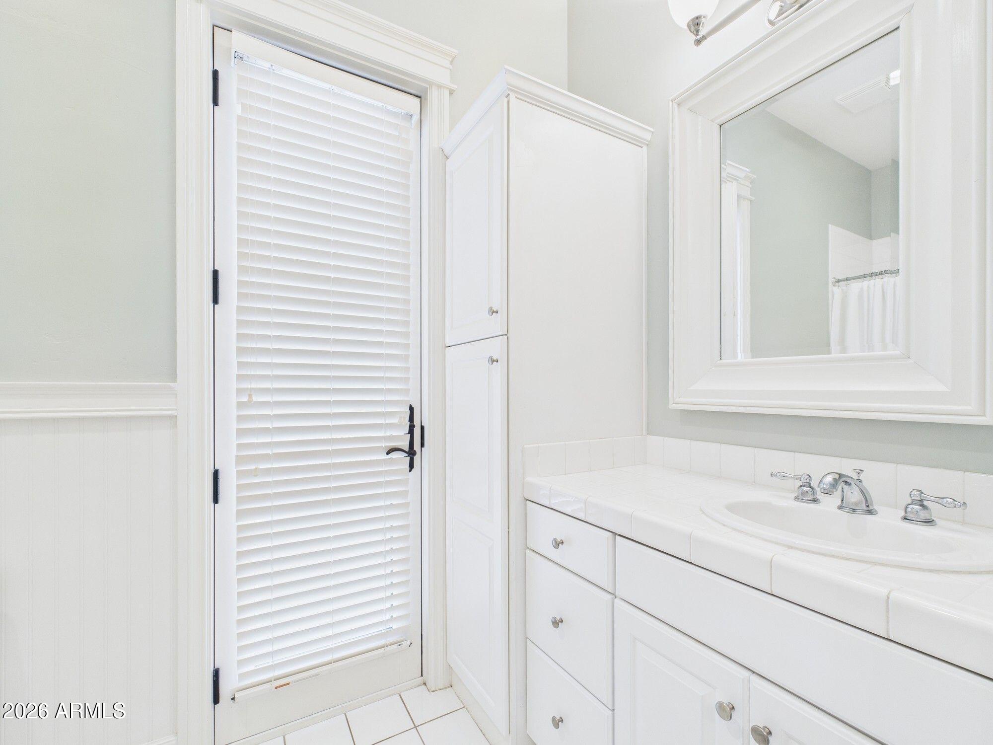 1006 W ROCK SPRINGS Circle