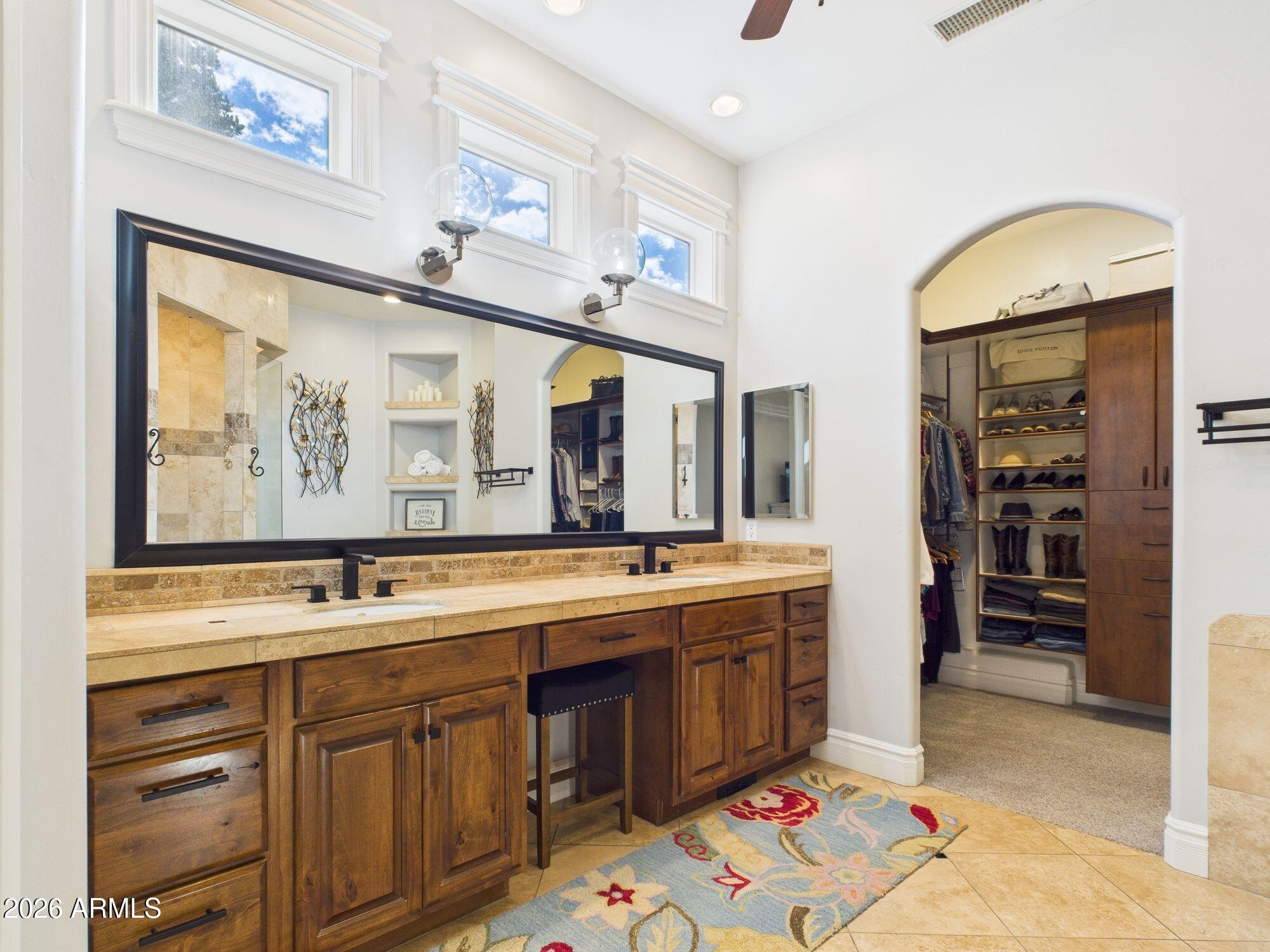 1006 W ROCK SPRINGS Circle