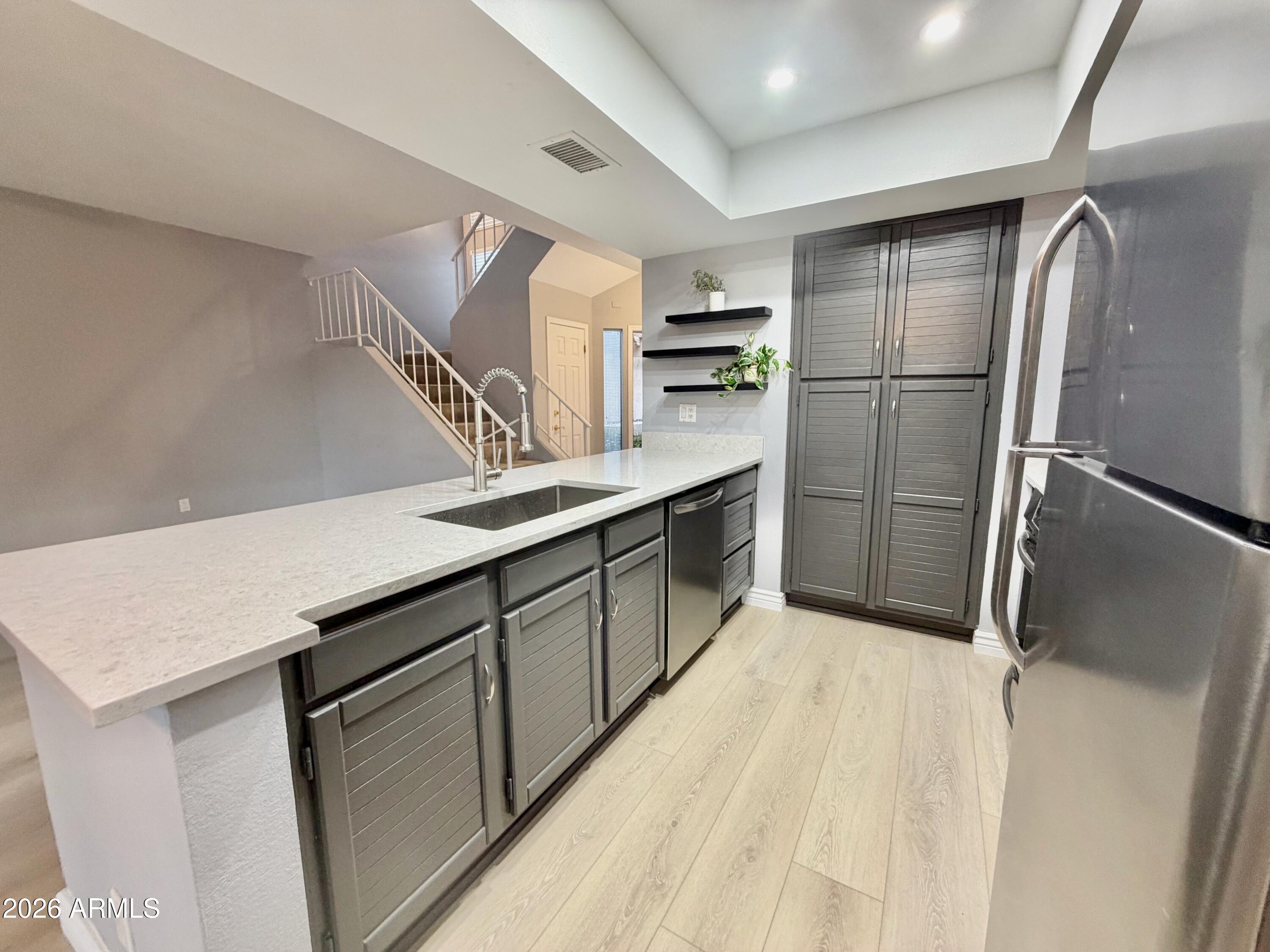 9705 E MOUNTAIN VIEW Road 1126