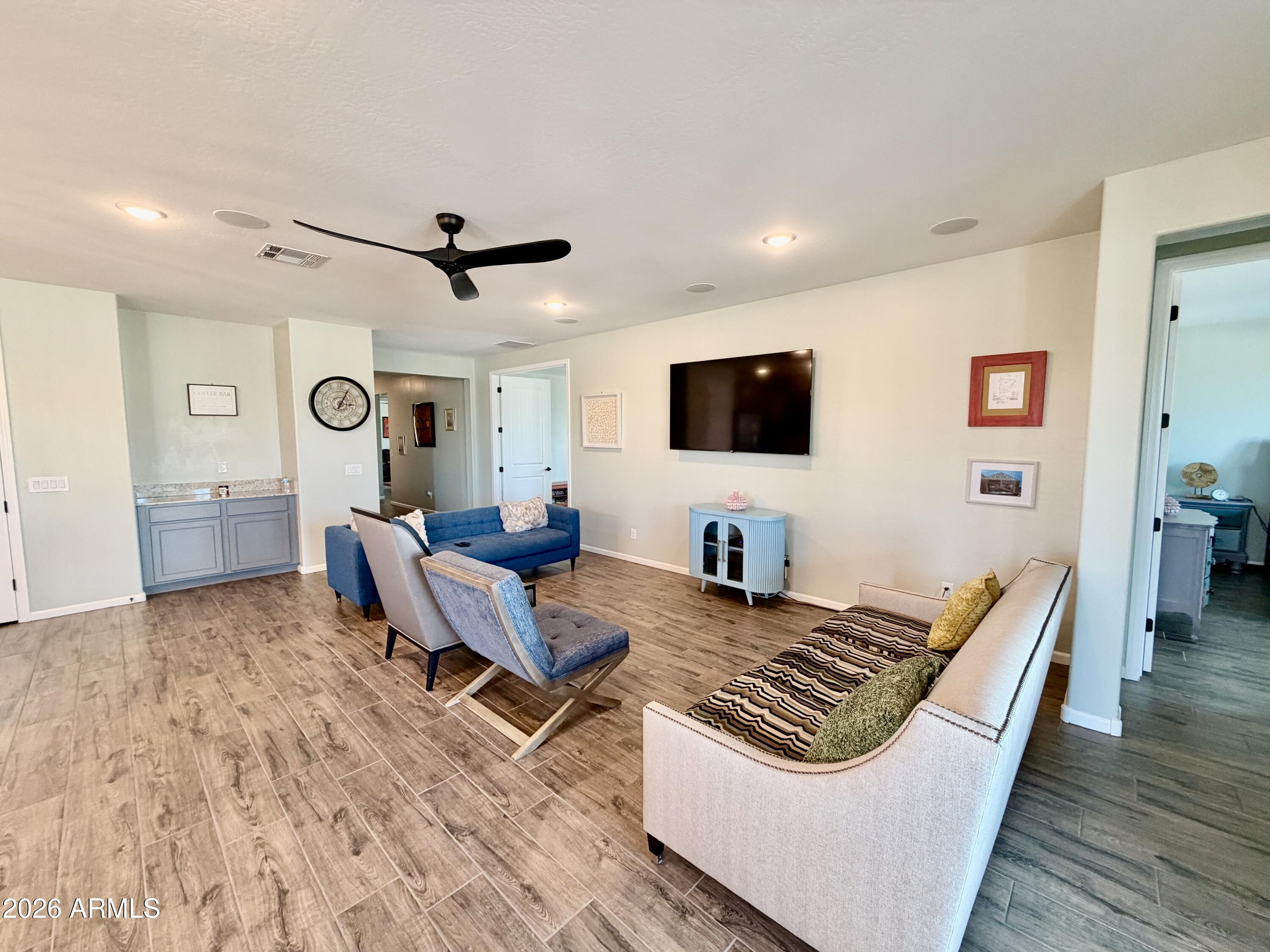 1194 E RIVERTON Place