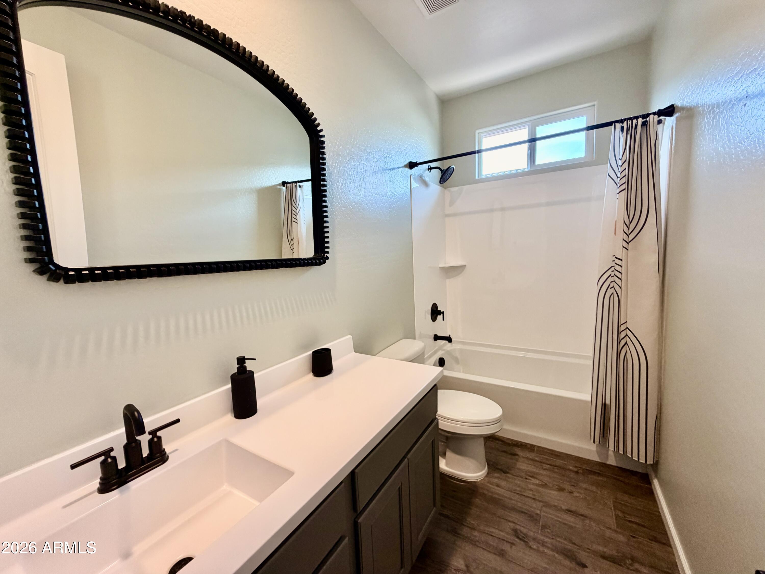 1194 E RIVERTON Place