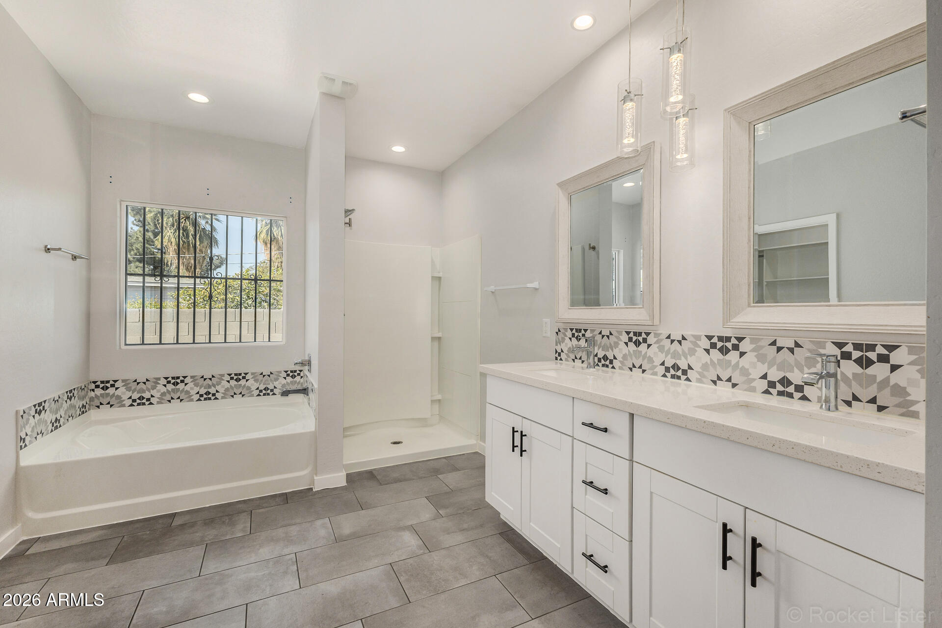 210 W SUNLAND Avenue