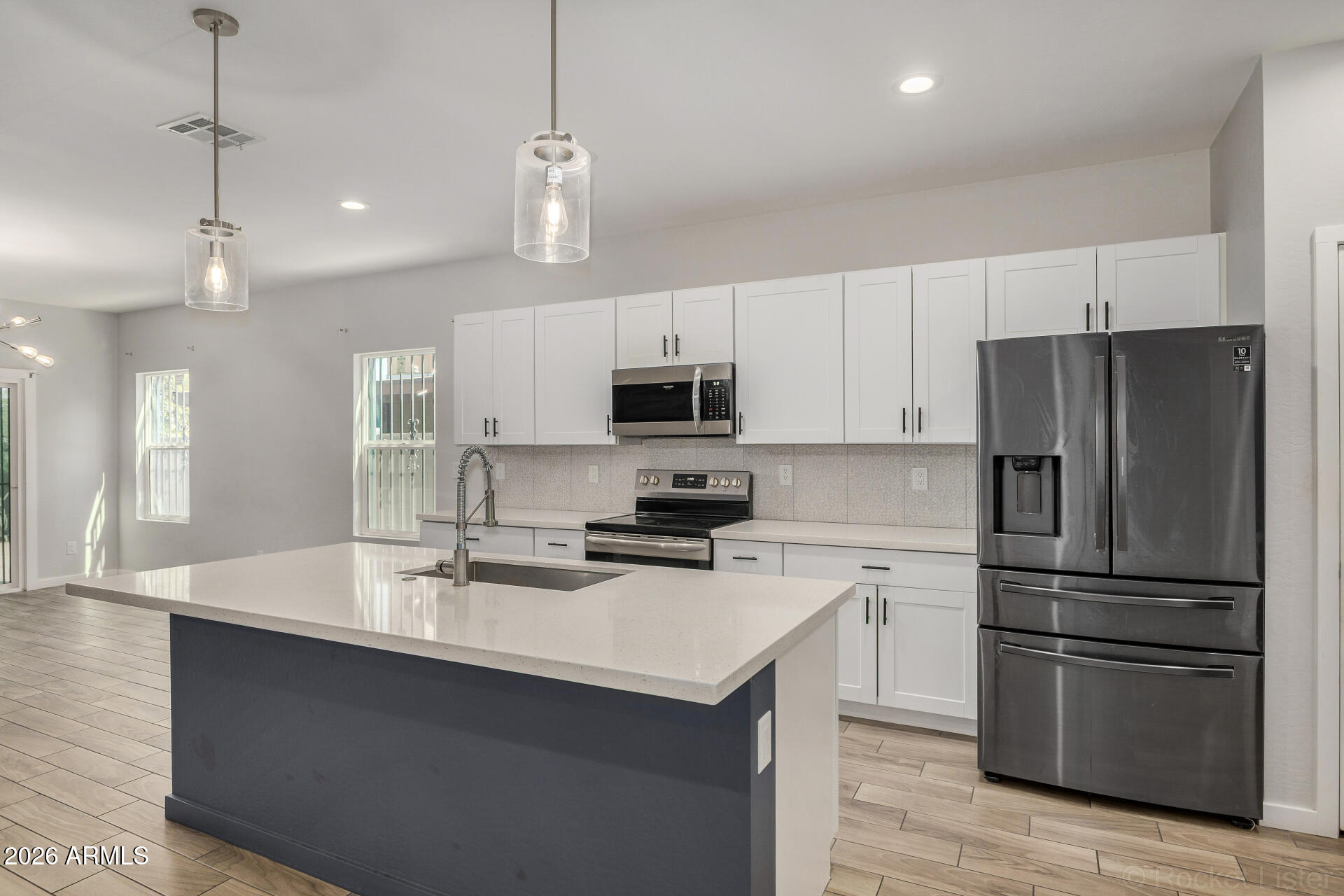 210 W SUNLAND Avenue