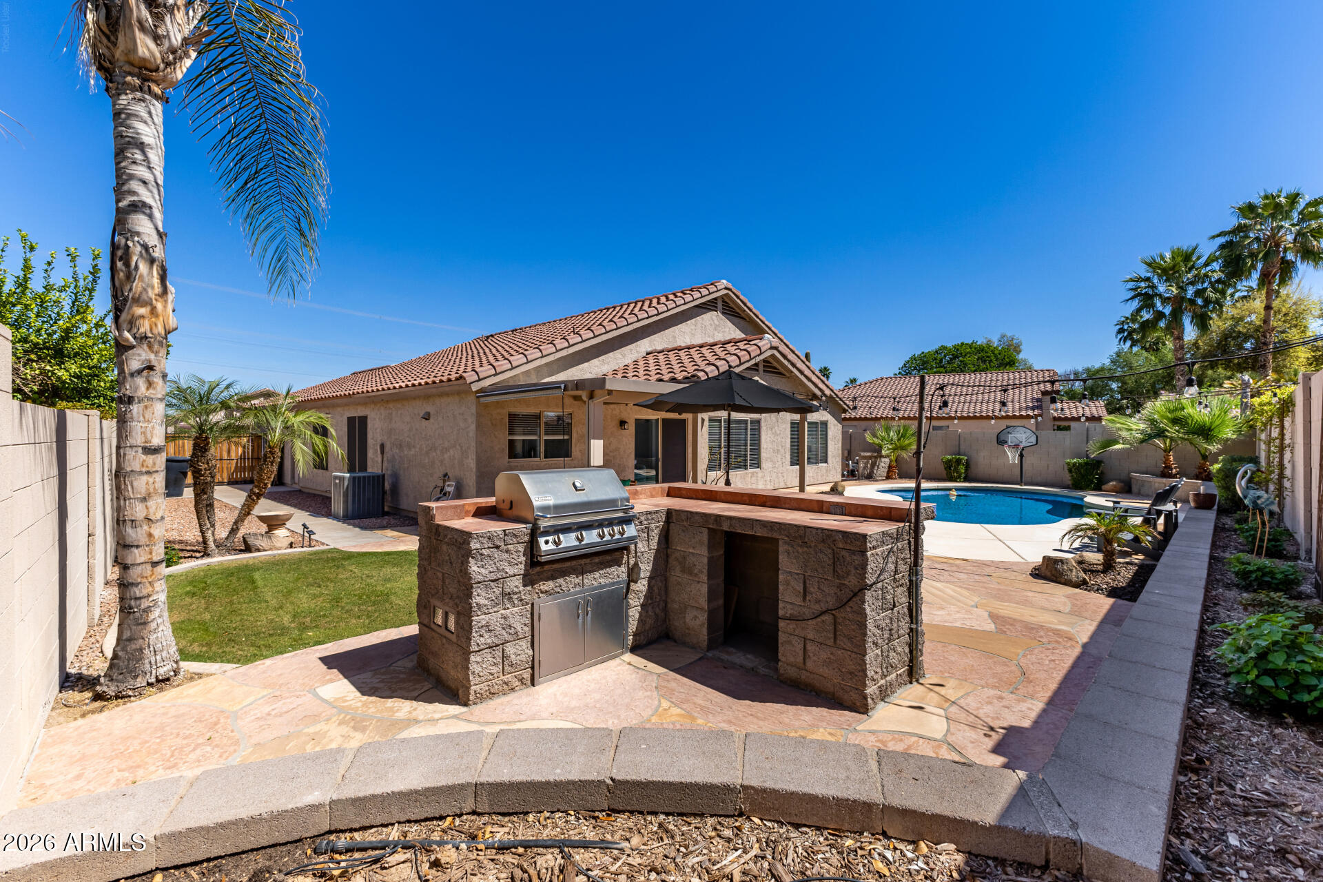 1021 W HEARNE Way