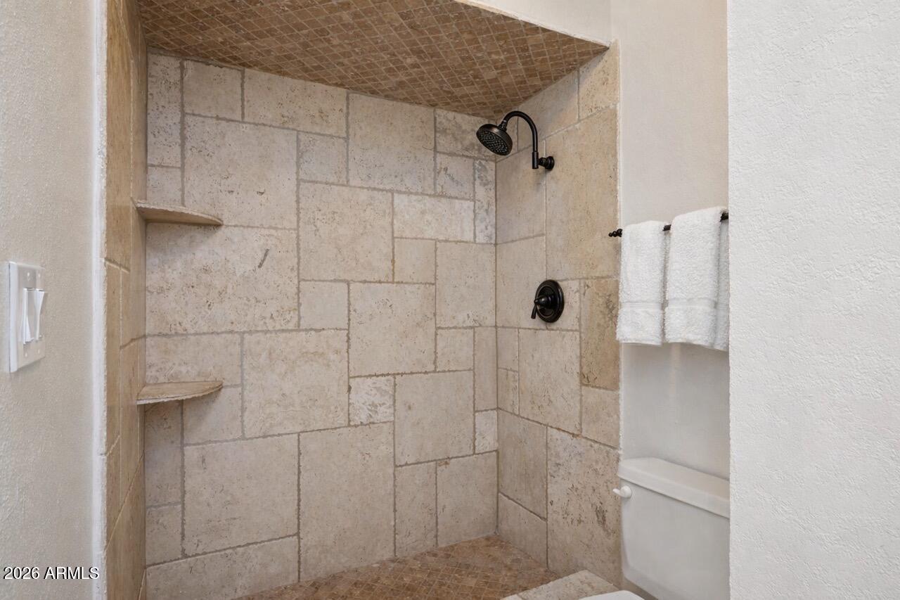 2064 E KENWOOD Circle