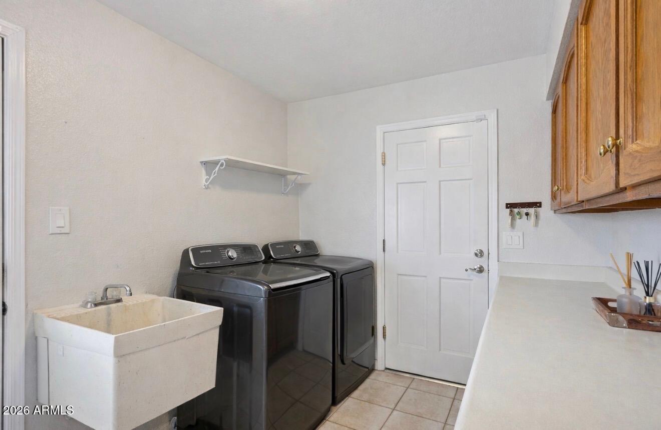 2064 E KENWOOD Circle