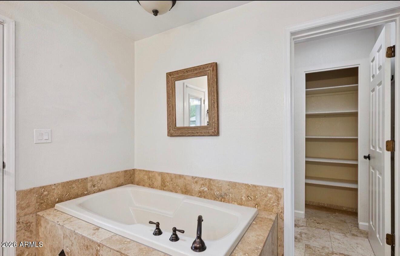 2064 E KENWOOD Circle