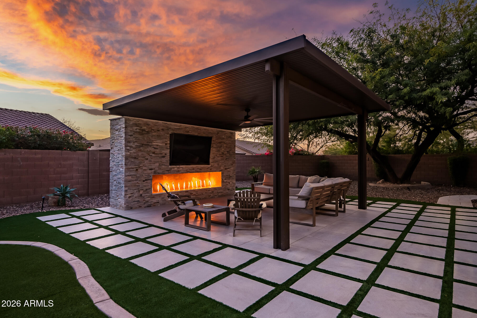 1529 W LAUREL GREENS Court