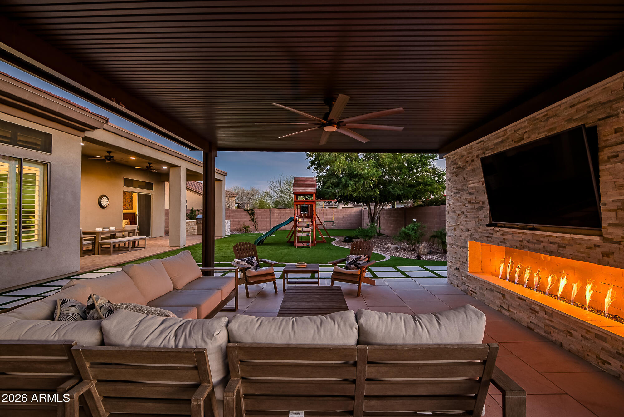 1529 W LAUREL GREENS Court