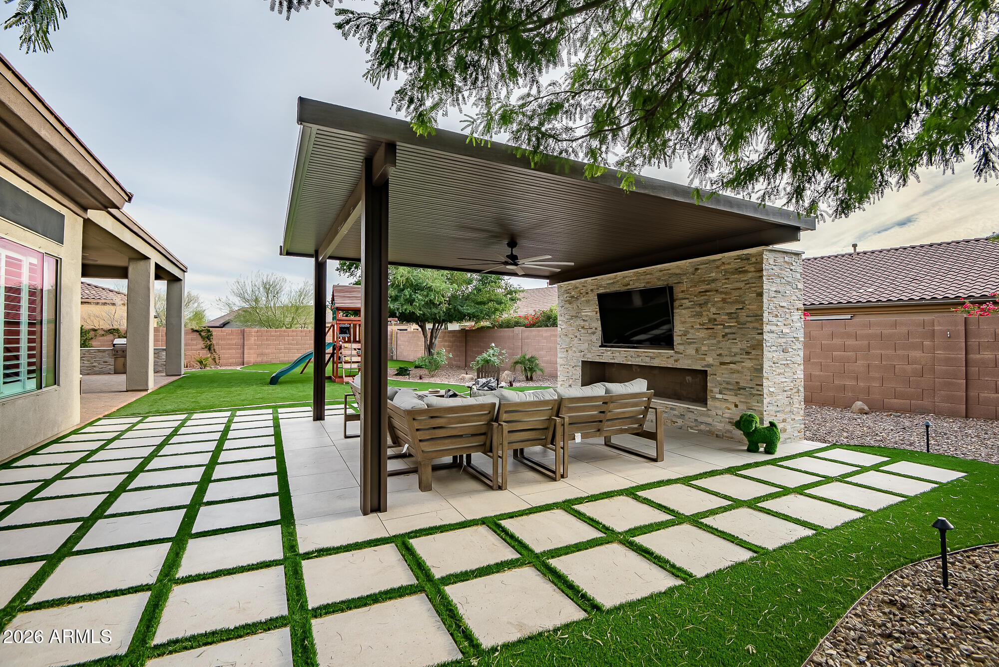 1529 W LAUREL GREENS Court