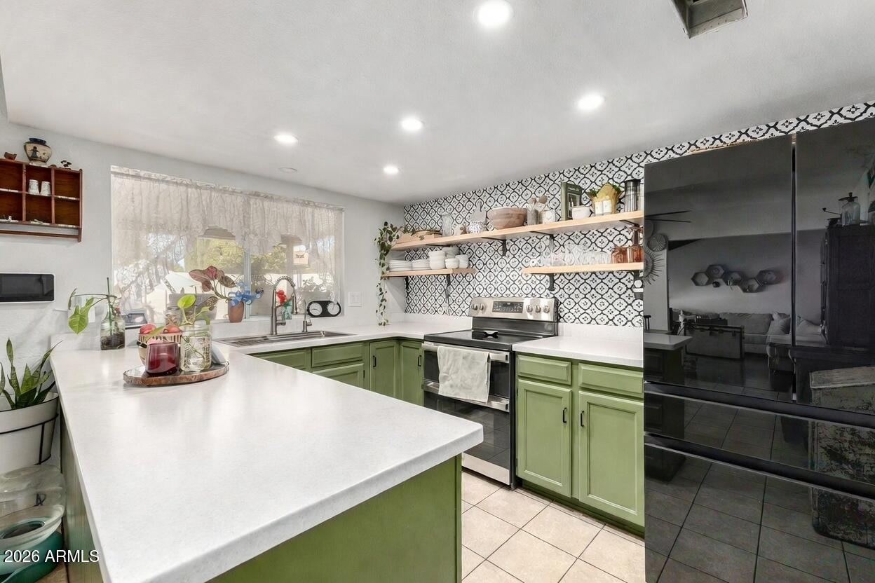 864 W KILAREA Avenue