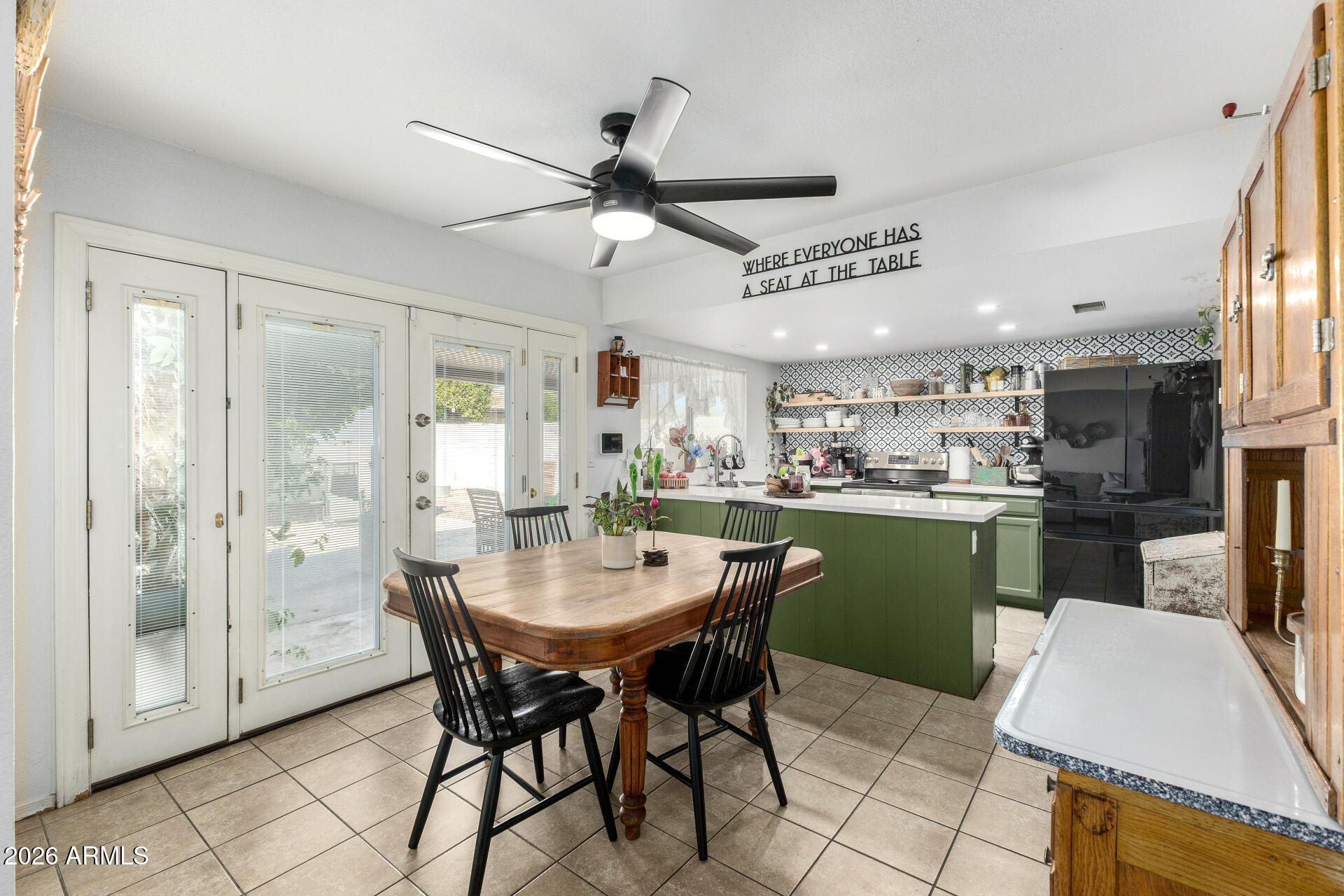 864 W KILAREA Avenue