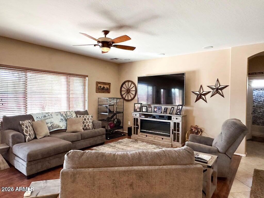 1863 N WESTFALL Lane