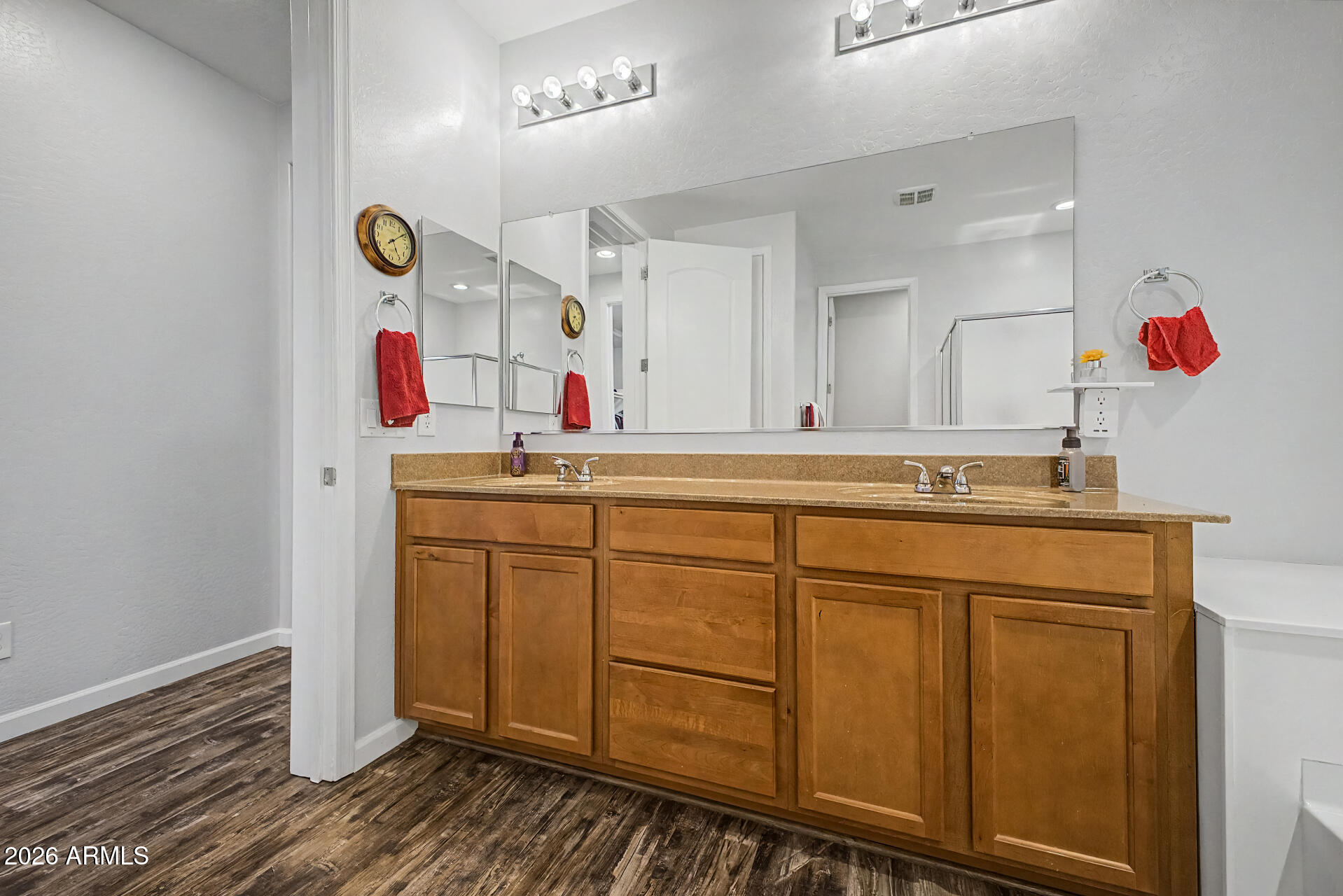 744 W DESERT HOLLOW Drive