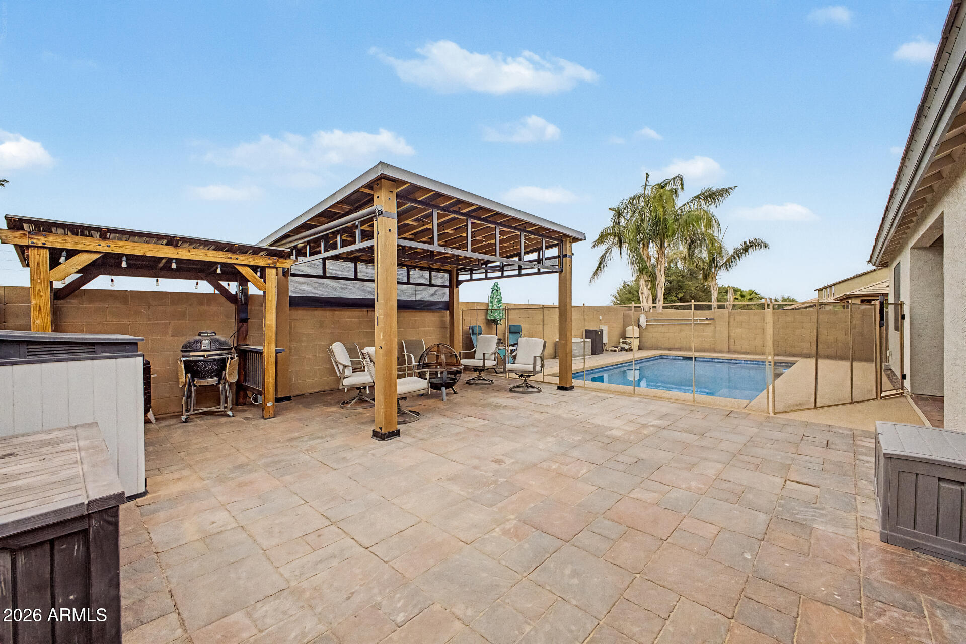 744 W DESERT HOLLOW Drive