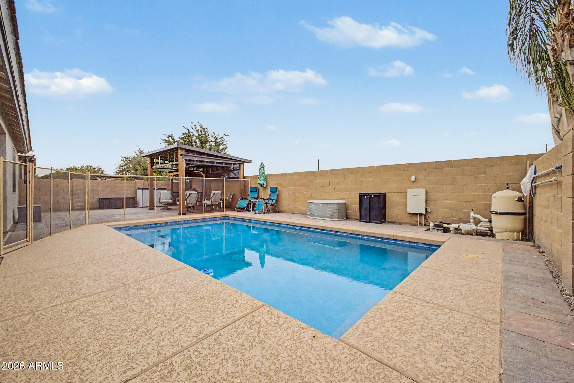 744 W DESERT HOLLOW Drive