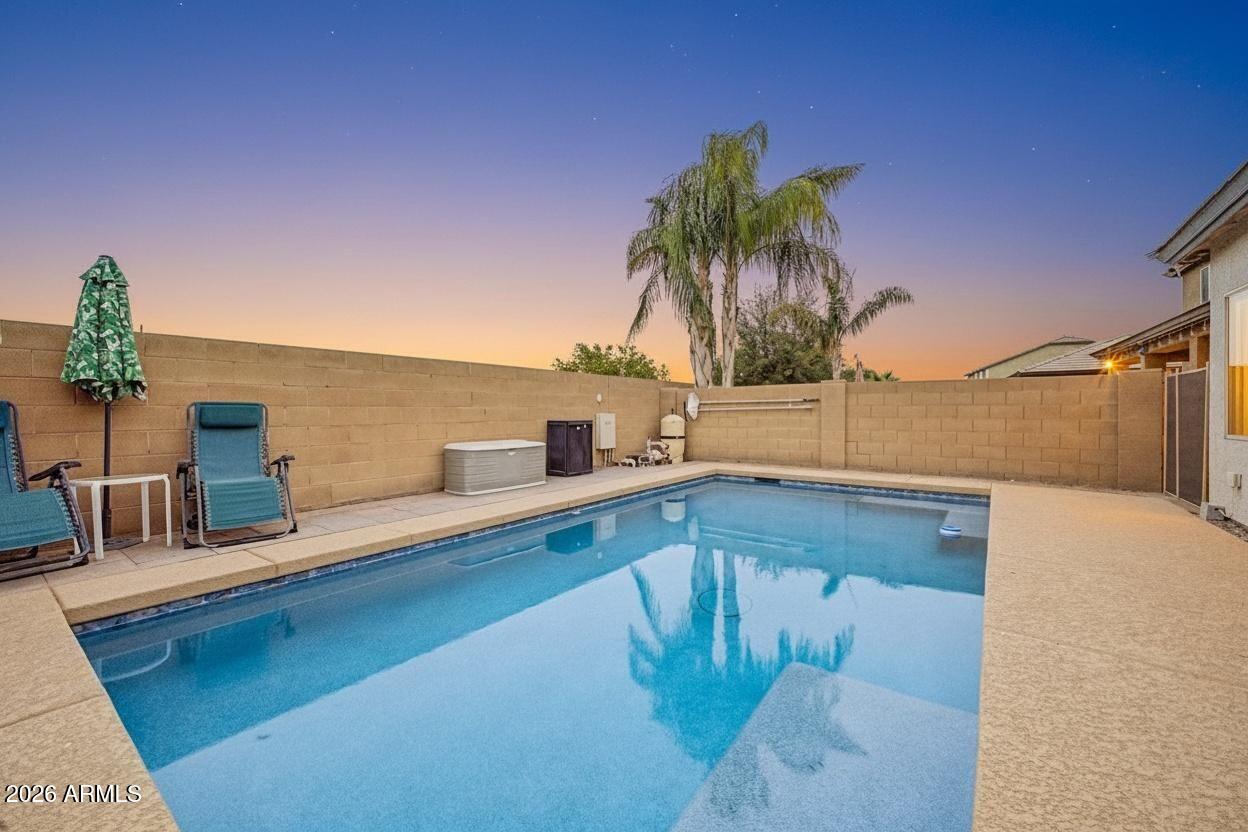 744 W DESERT HOLLOW Drive