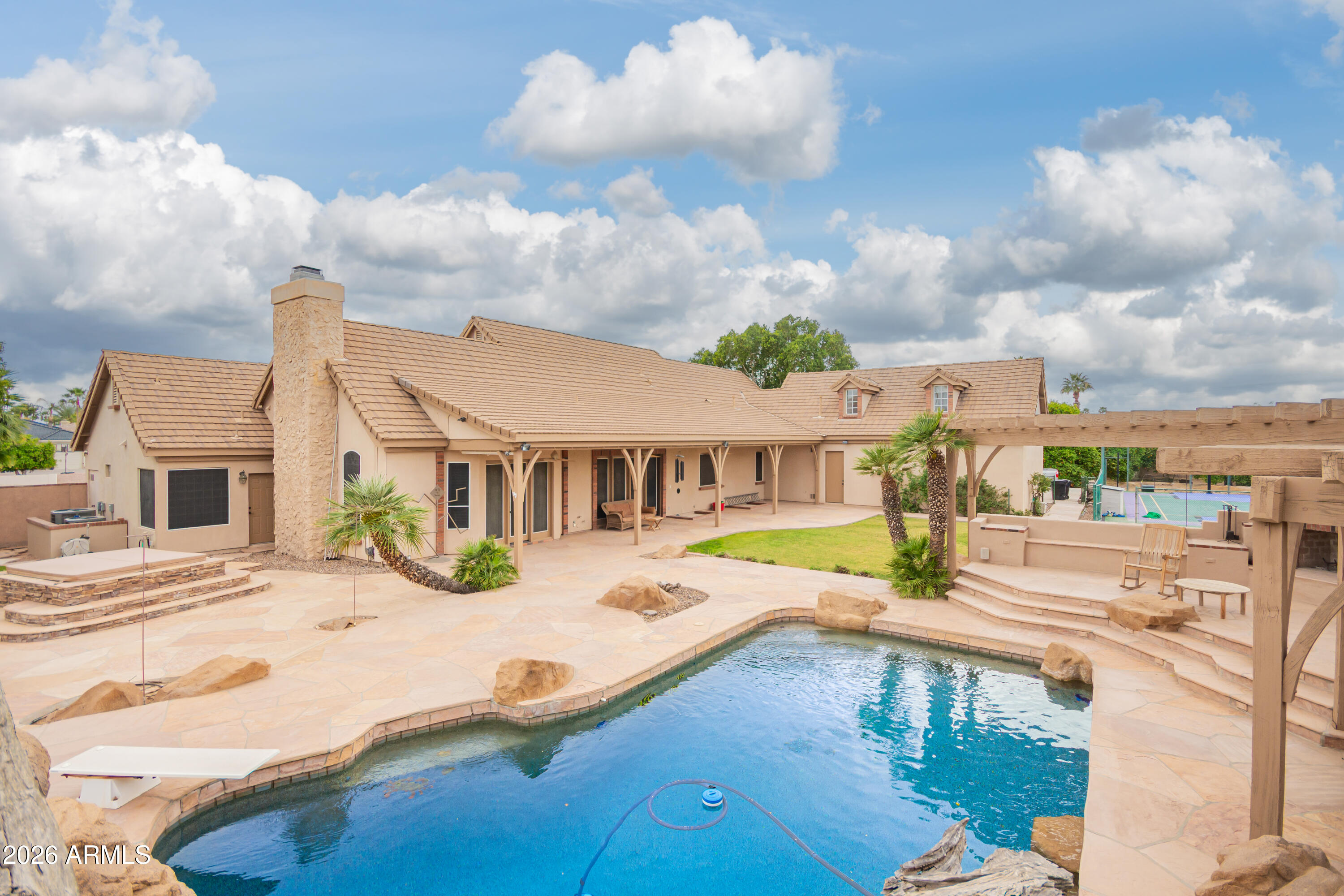 2264 N 39TH Circle