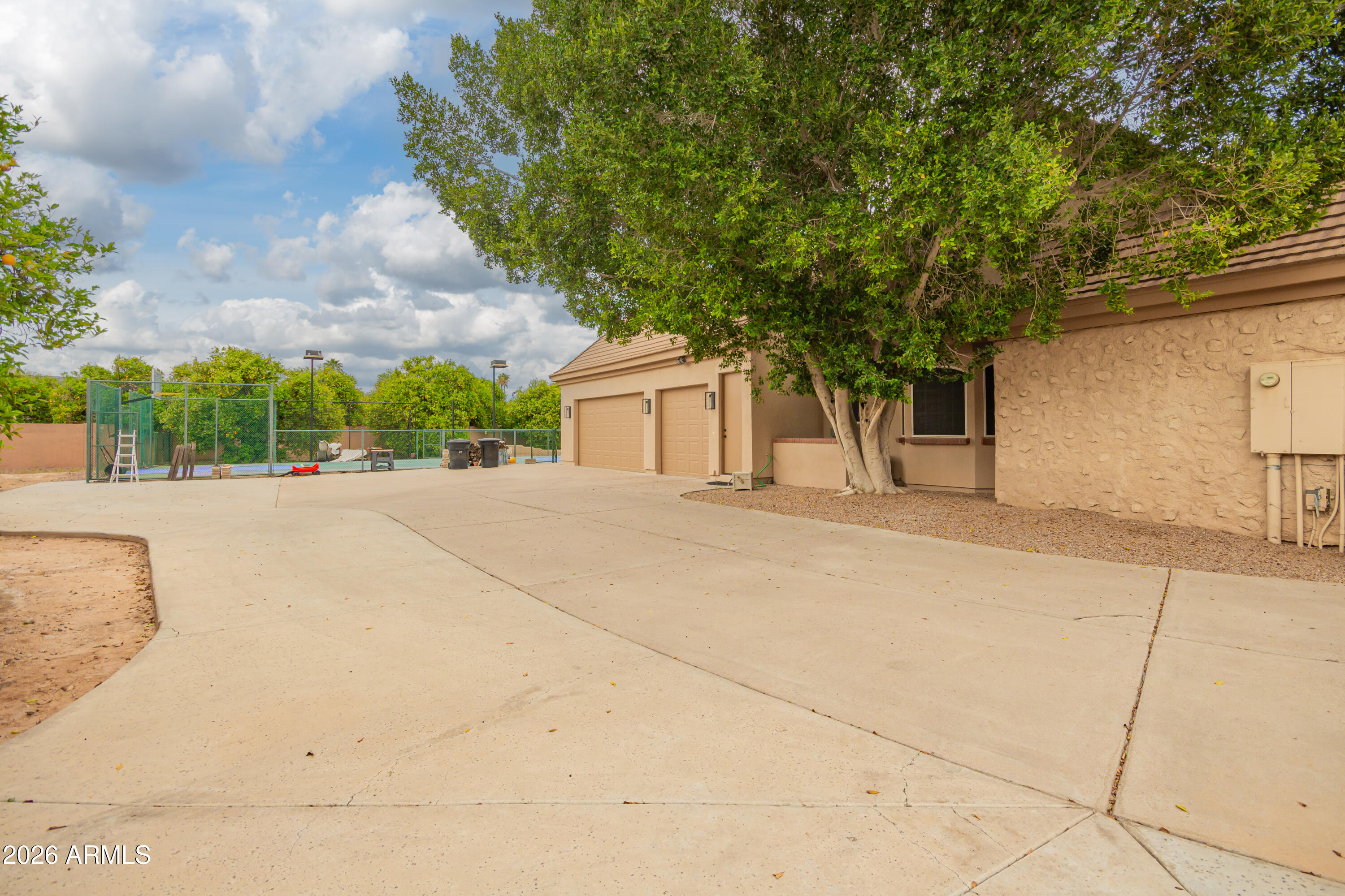 2264 N 39TH Circle