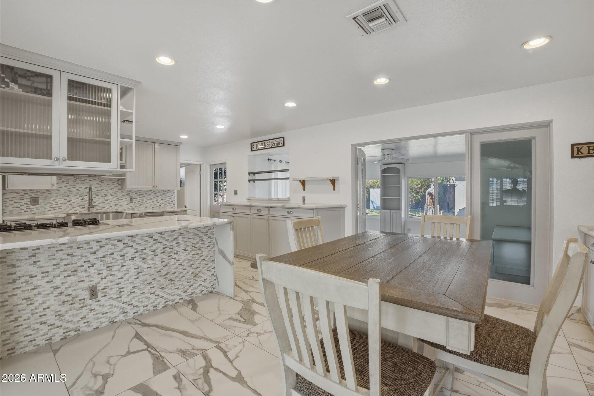 1532 W LOMA Lane