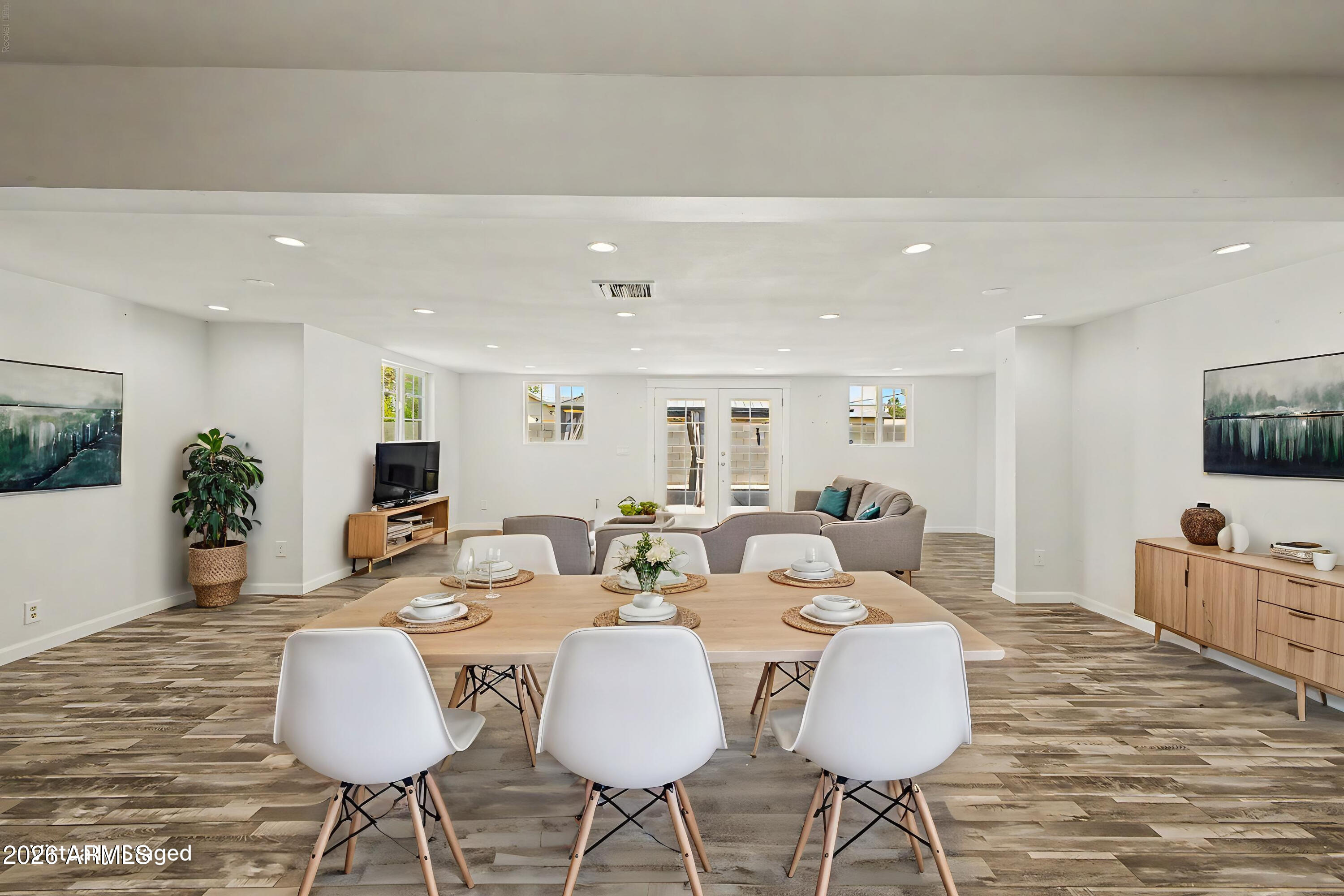 1522 W LAWRENCE Lane