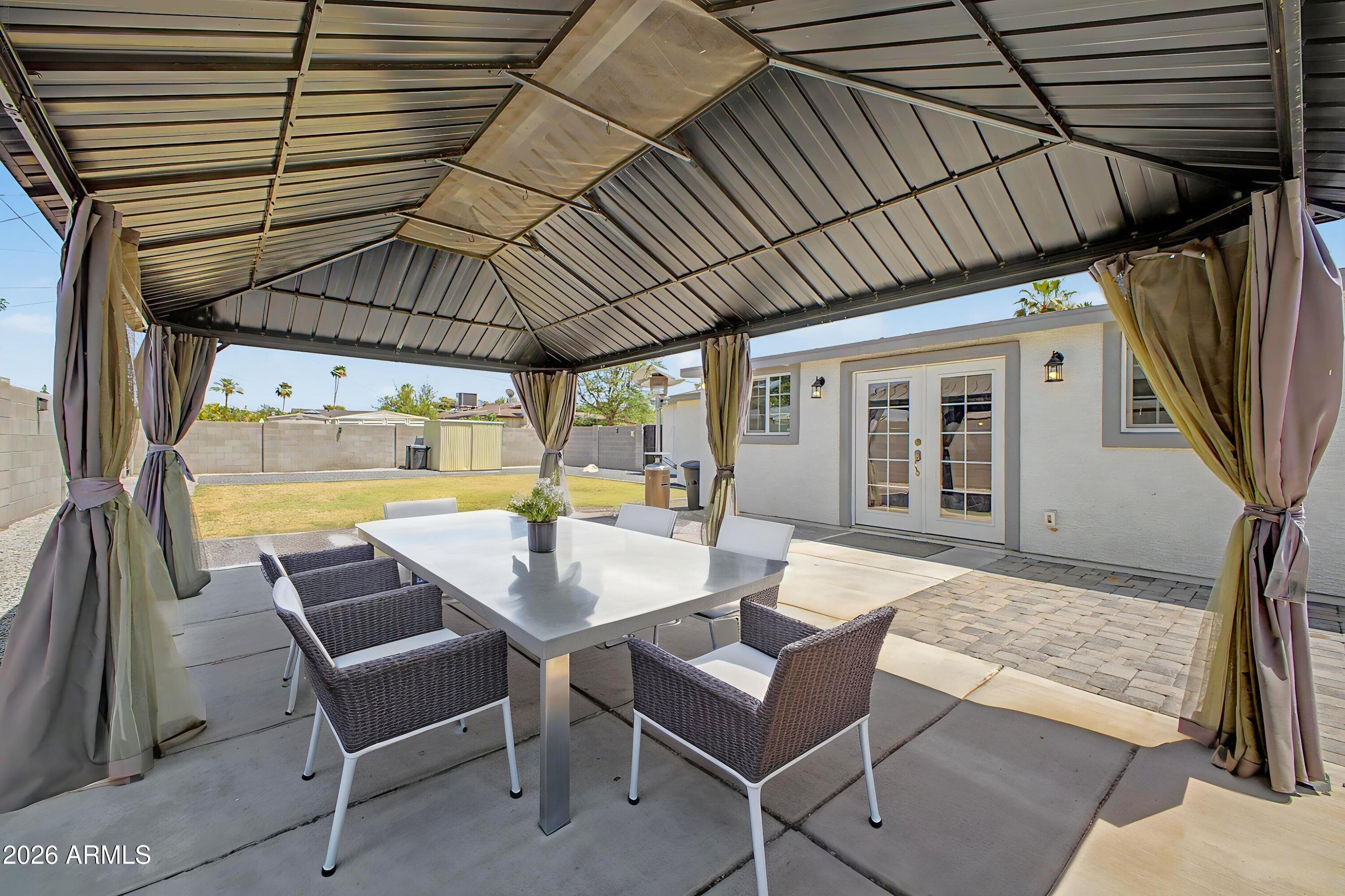 1522 W LAWRENCE Lane