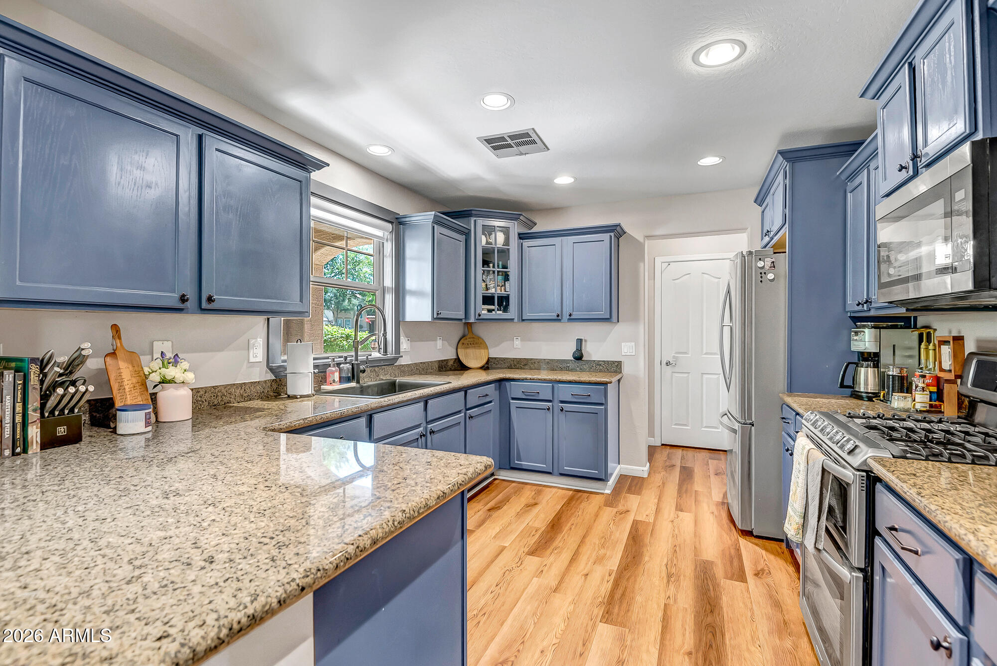 2563 E BART Street