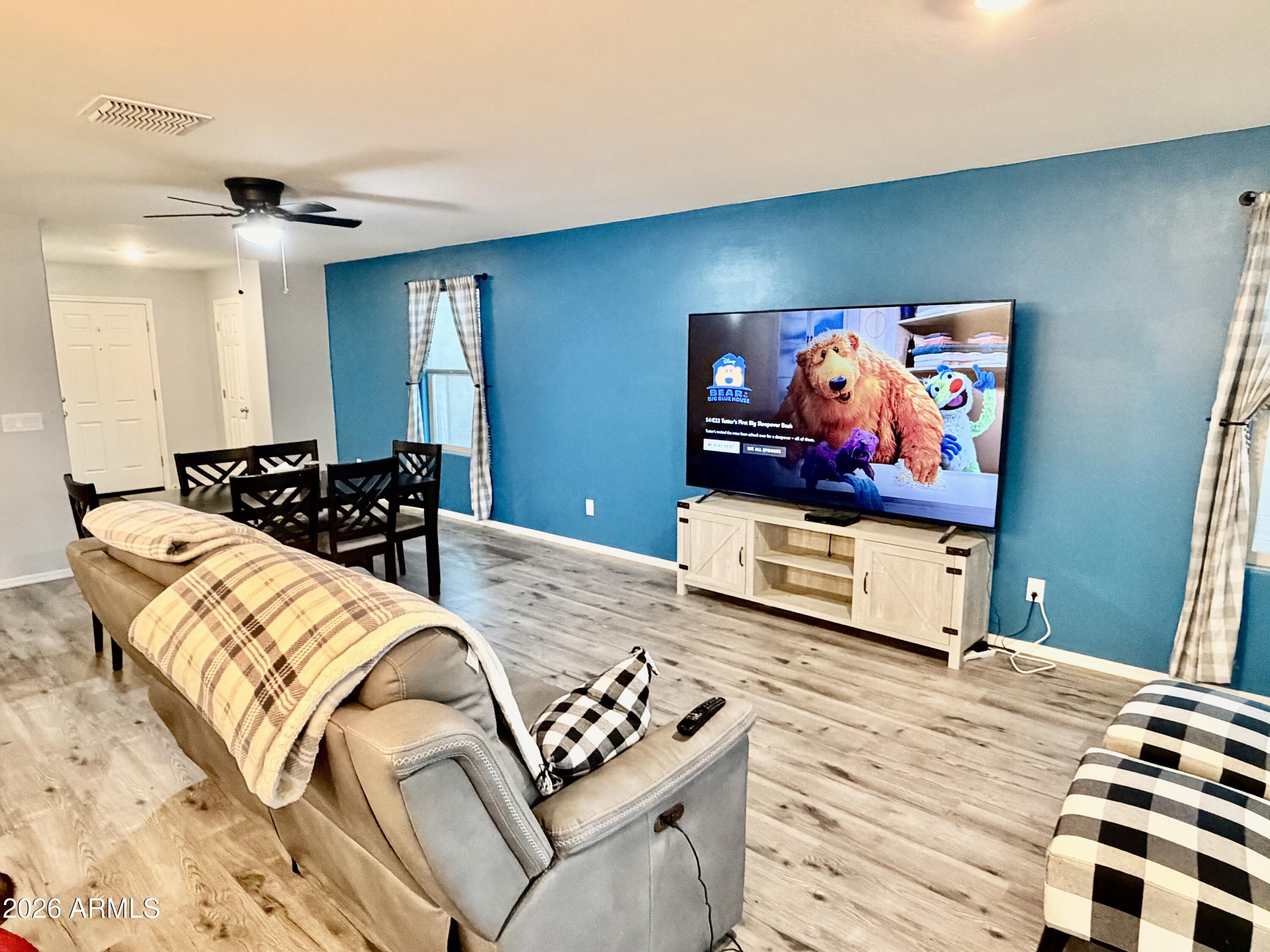 1553 E ELEGANTE Drive