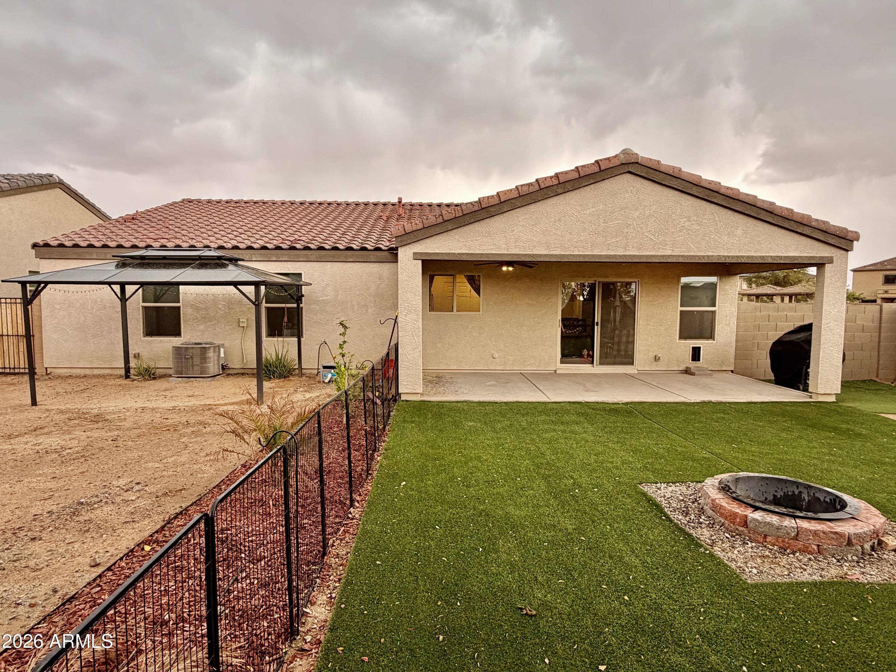 1553 E ELEGANTE Drive