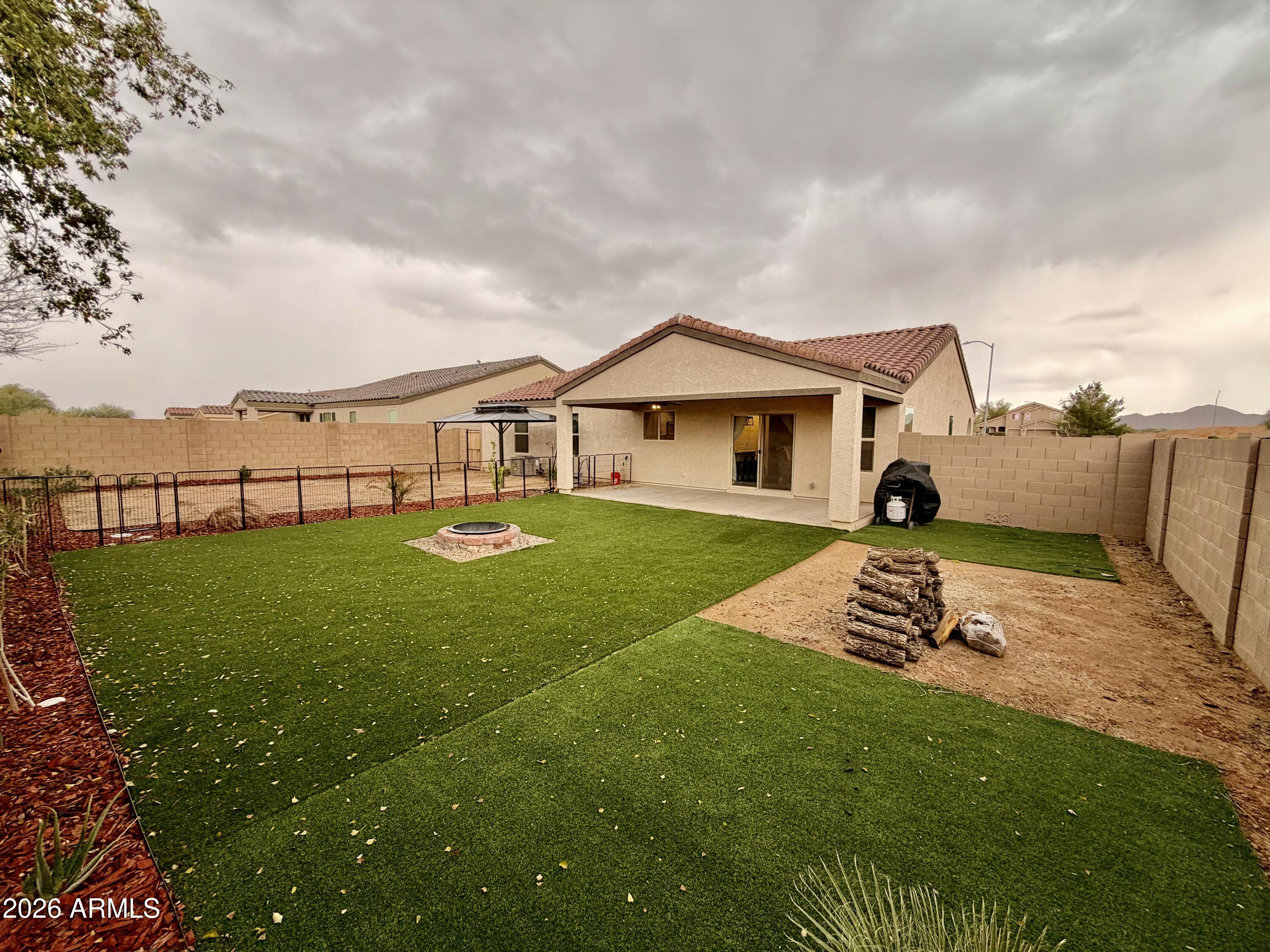 1553 E ELEGANTE Drive