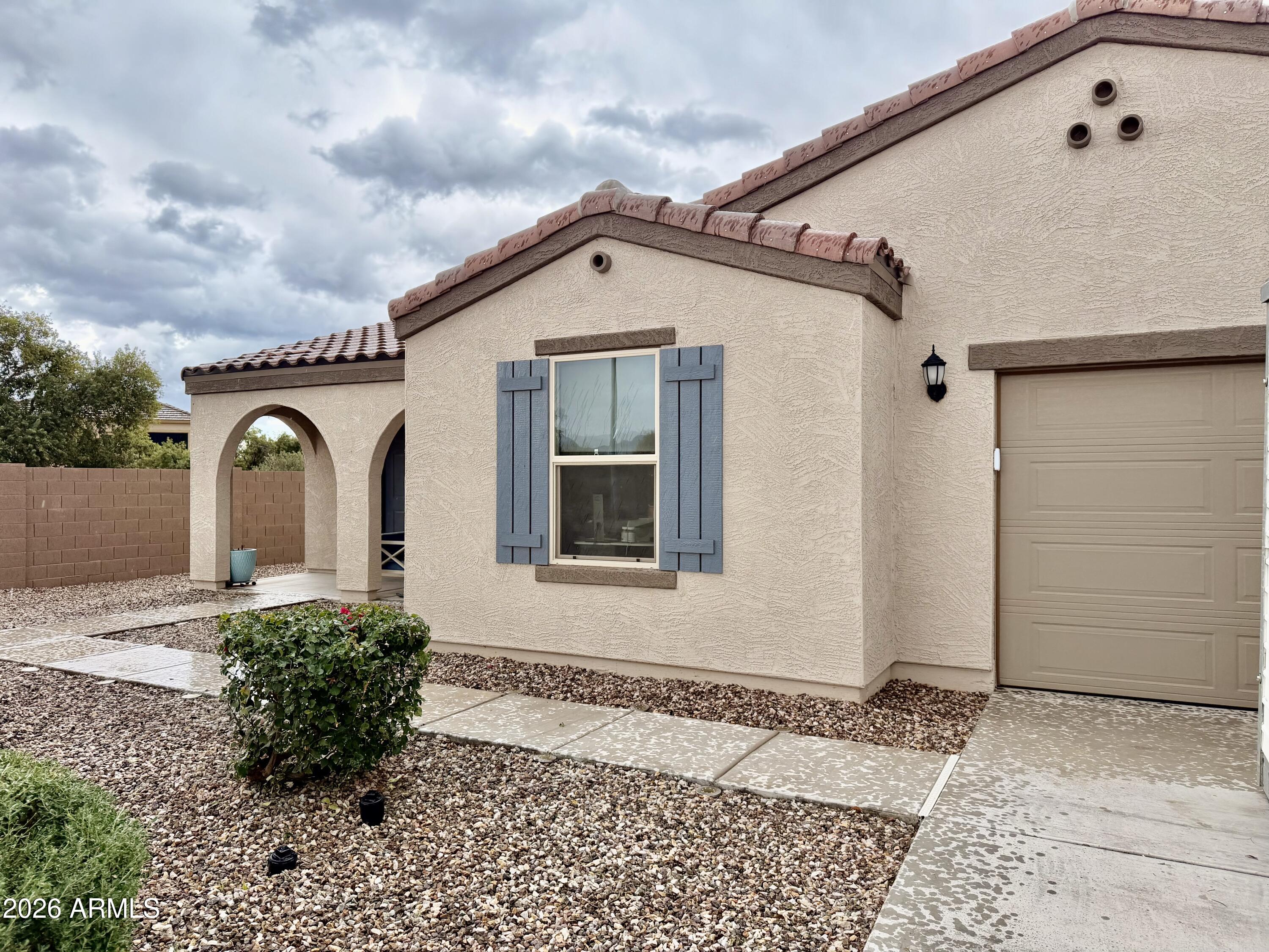 1553 E ELEGANTE Drive