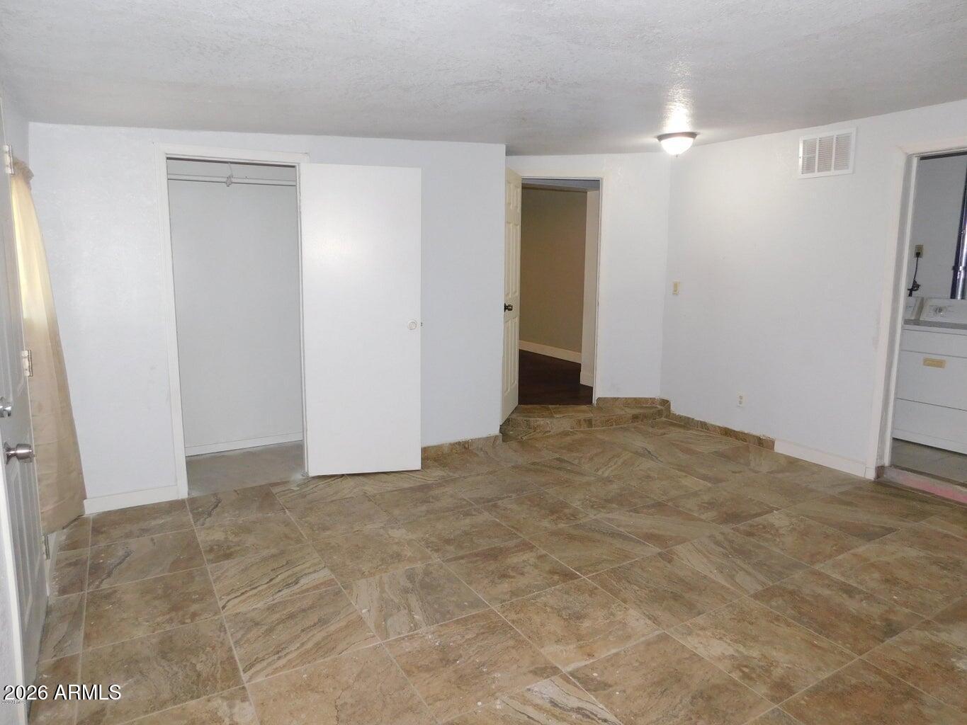 5612 W WILSHIRE Drive