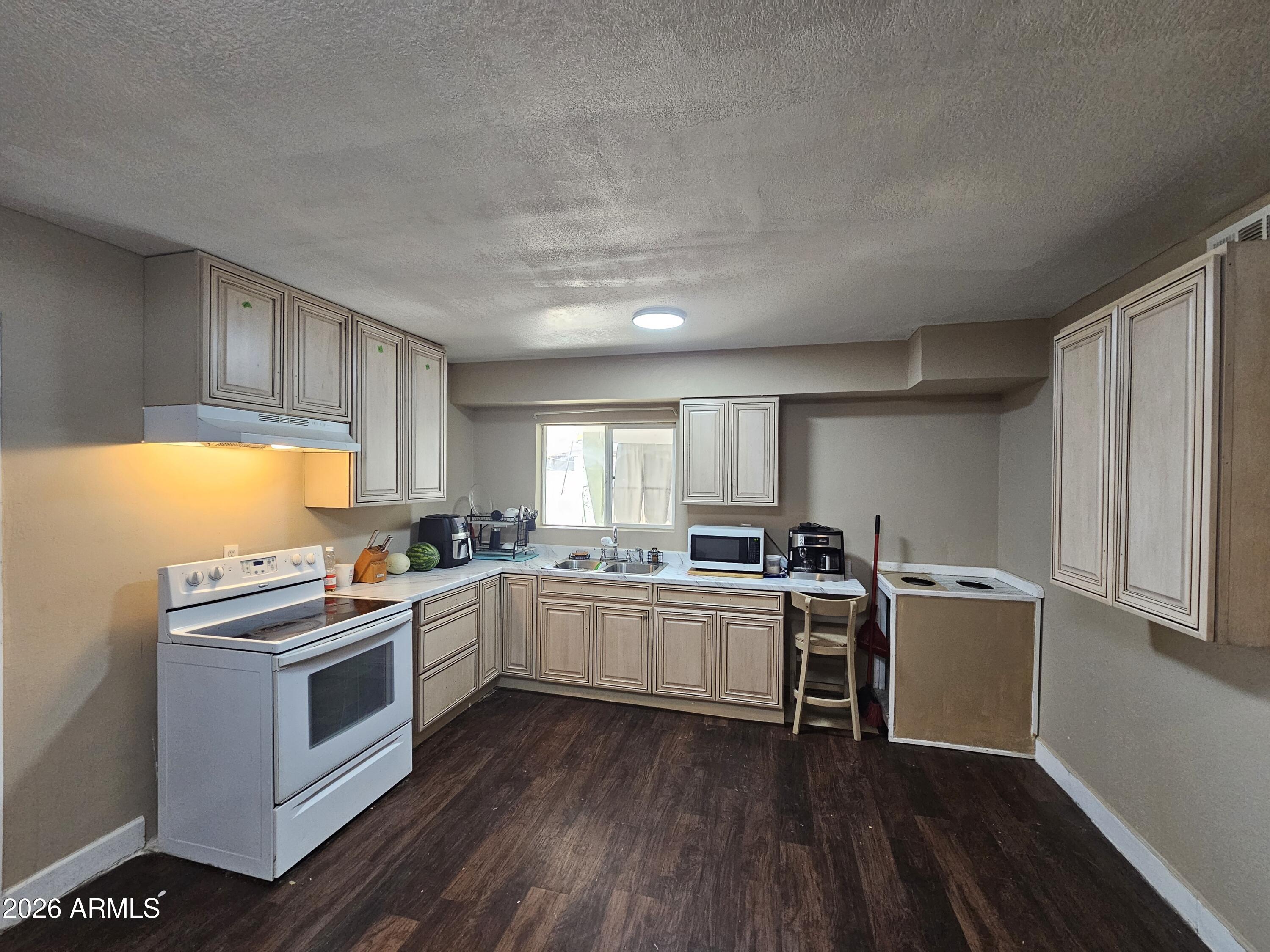 5612 W WILSHIRE Drive