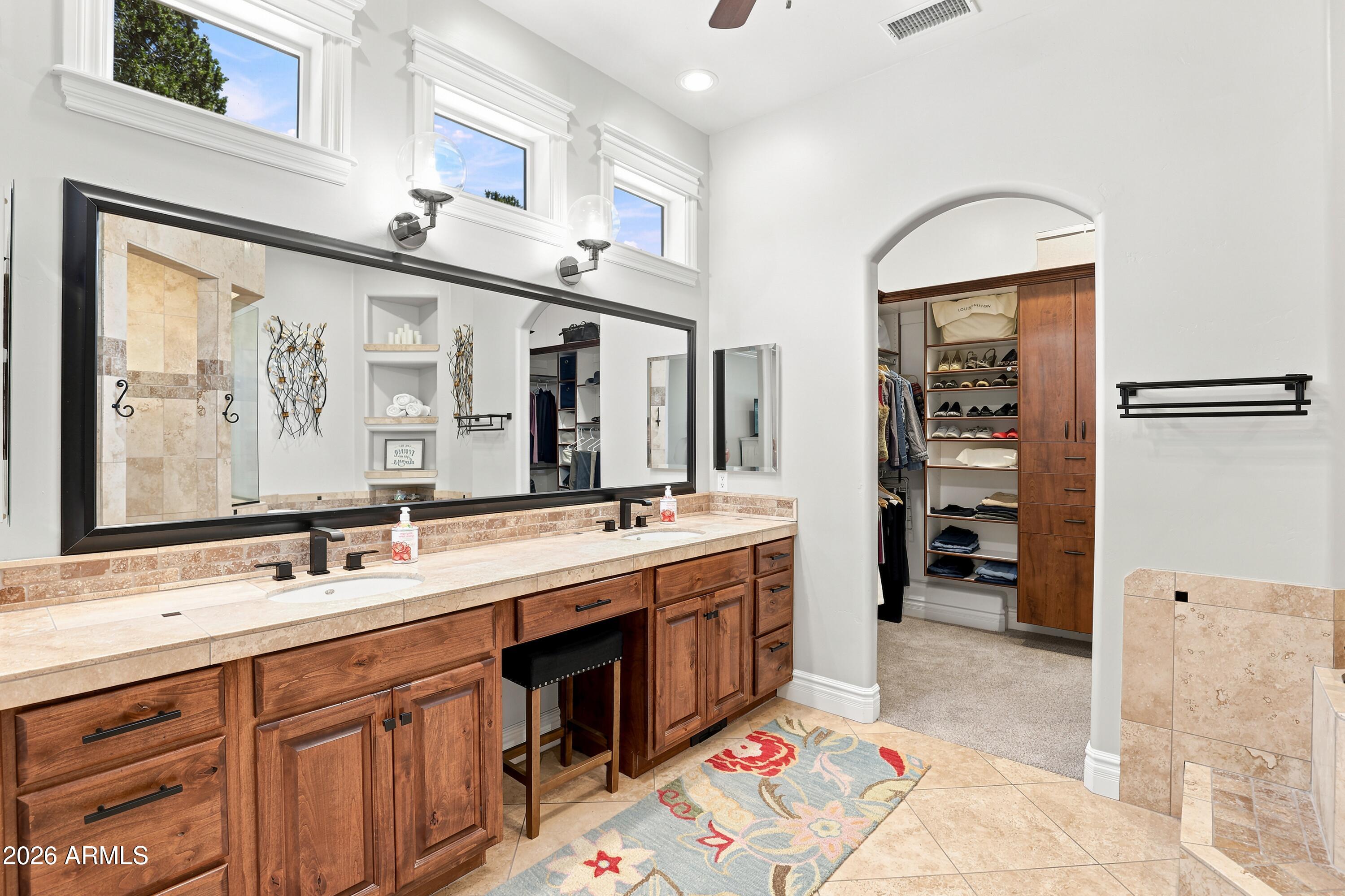 1006 W ROCK SPRINGS Circle