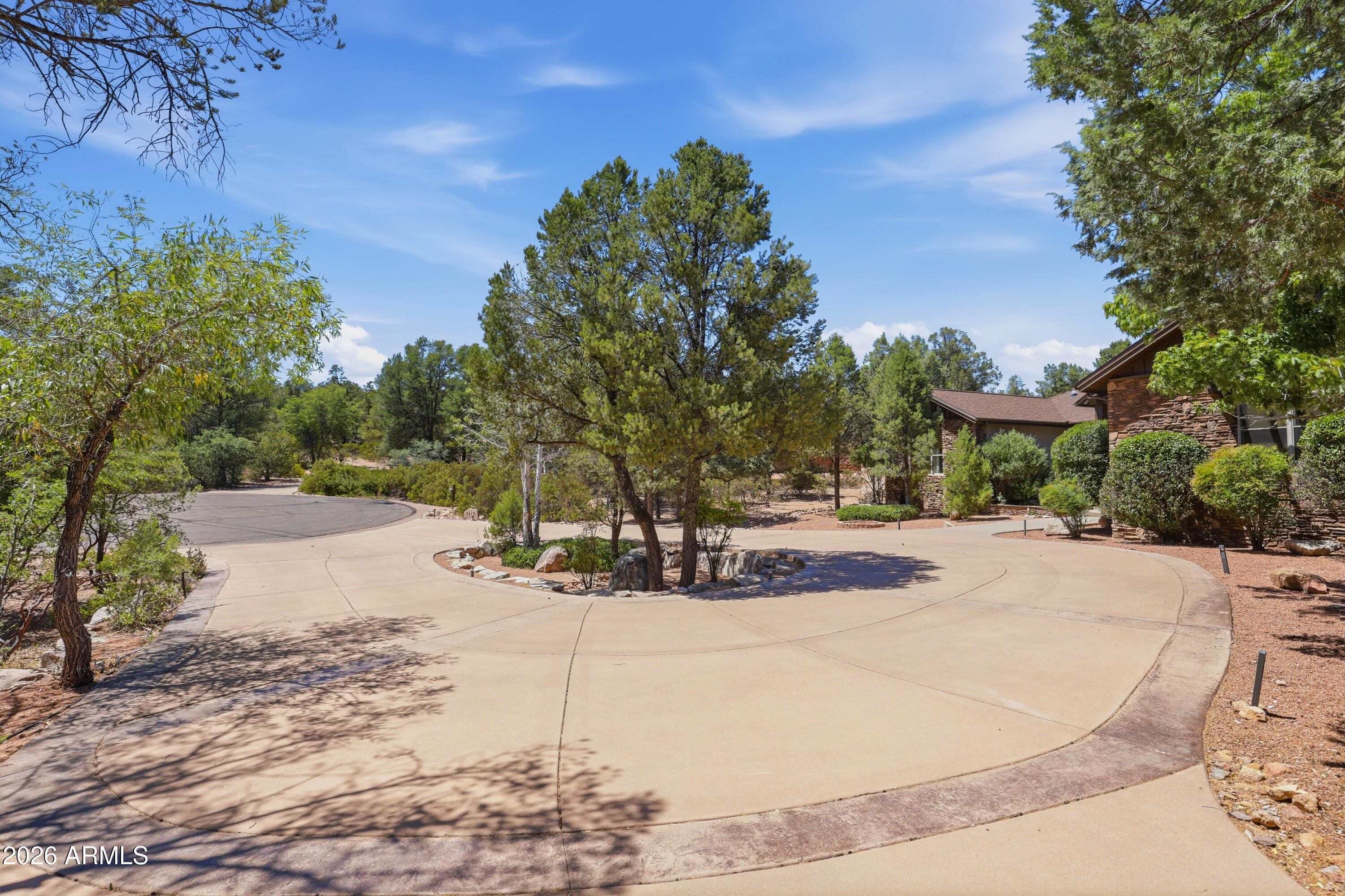 1006 W ROCK SPRINGS Circle