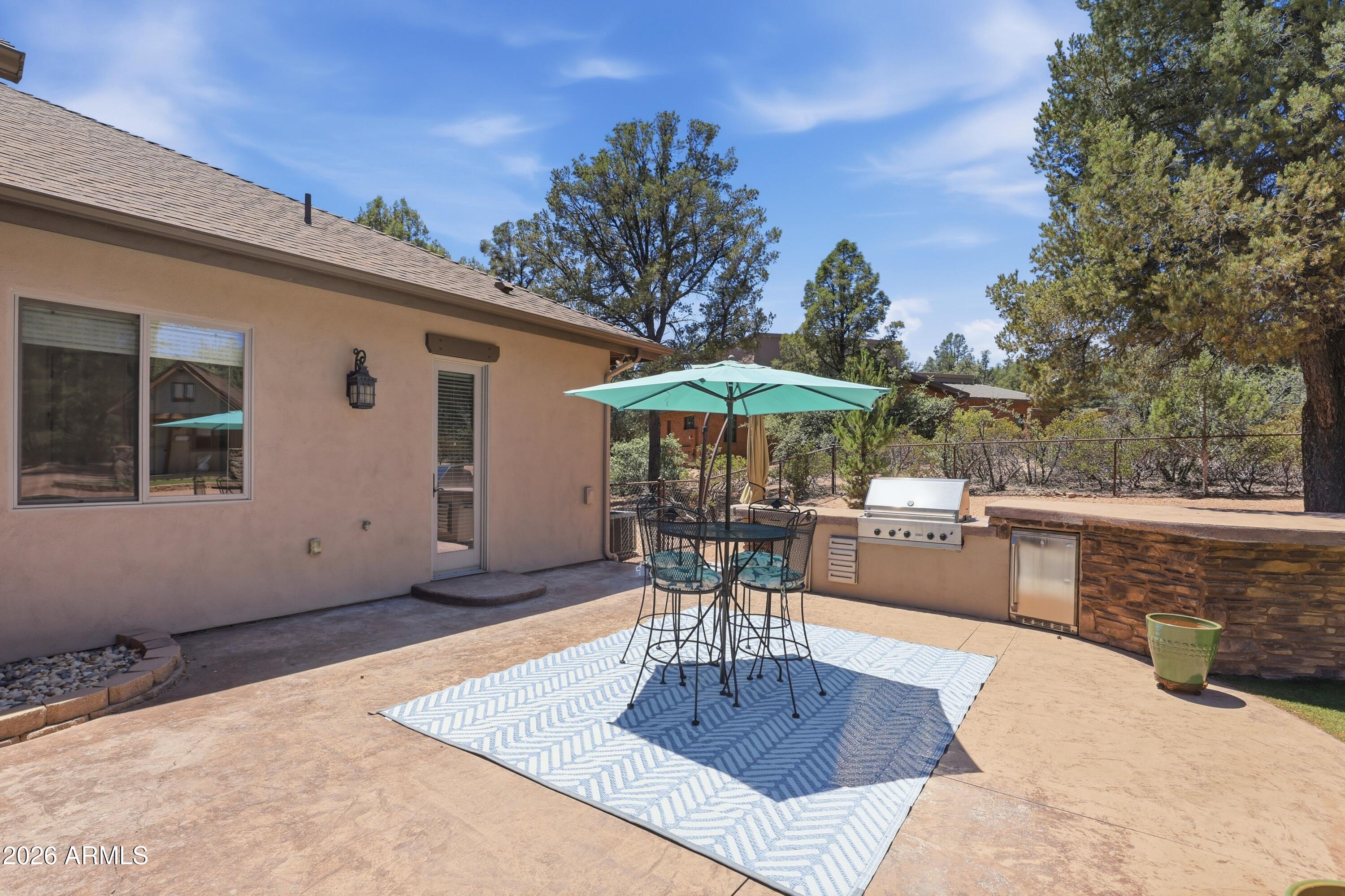 1006 W ROCK SPRINGS Circle