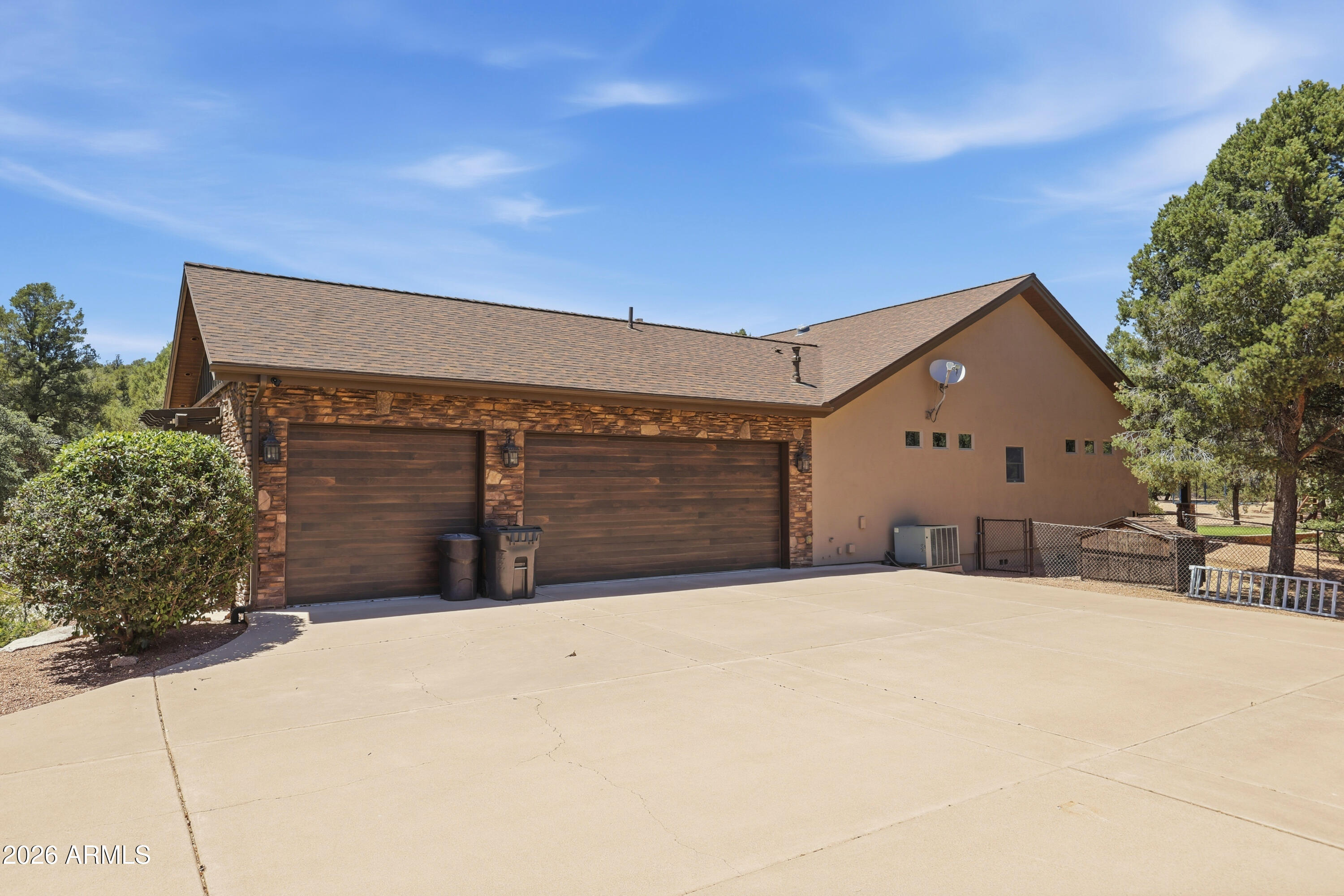 1006 W ROCK SPRINGS Circle