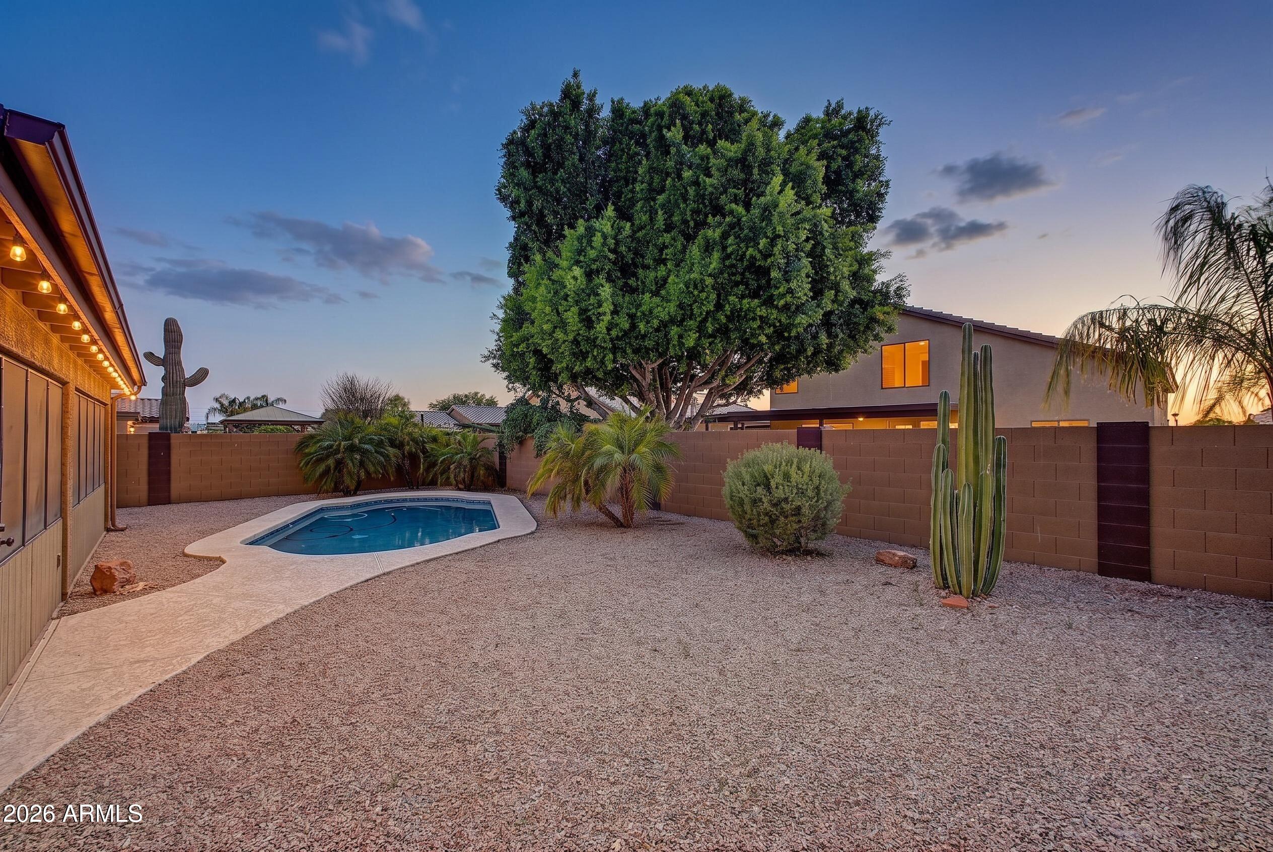 1044 S VEGAS