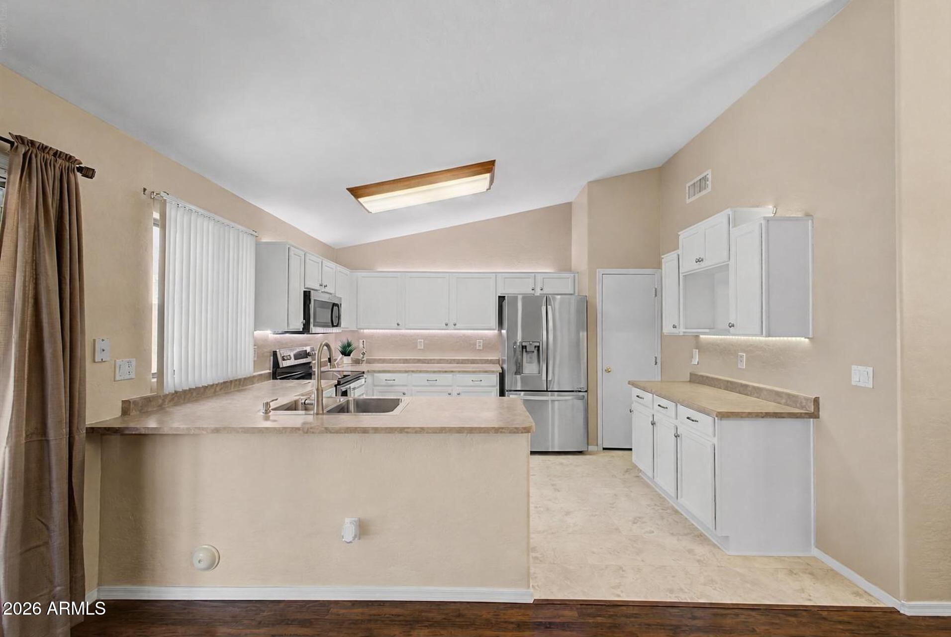 1044 S VEGAS