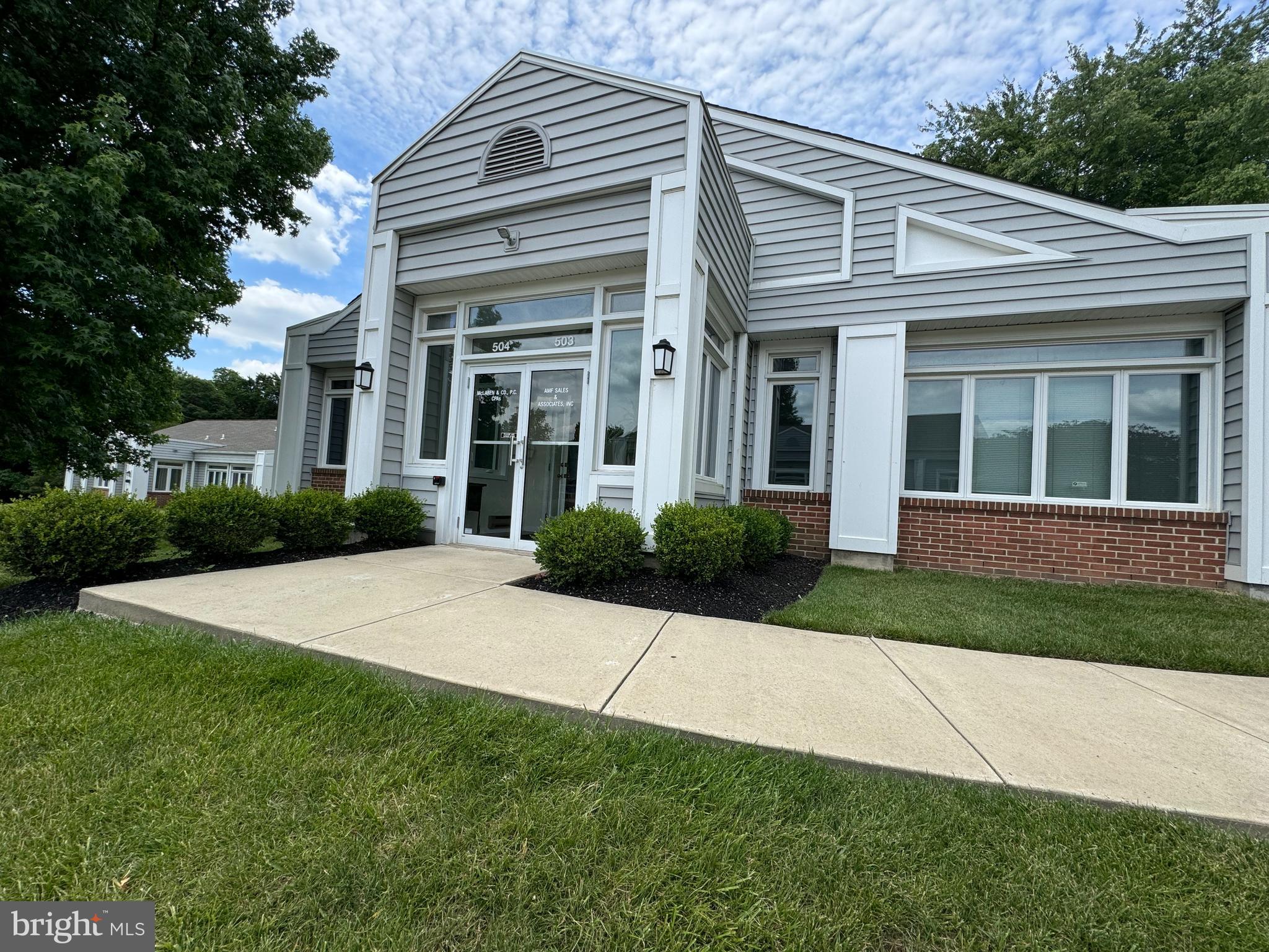 504 CORPORATE DRIVE W W