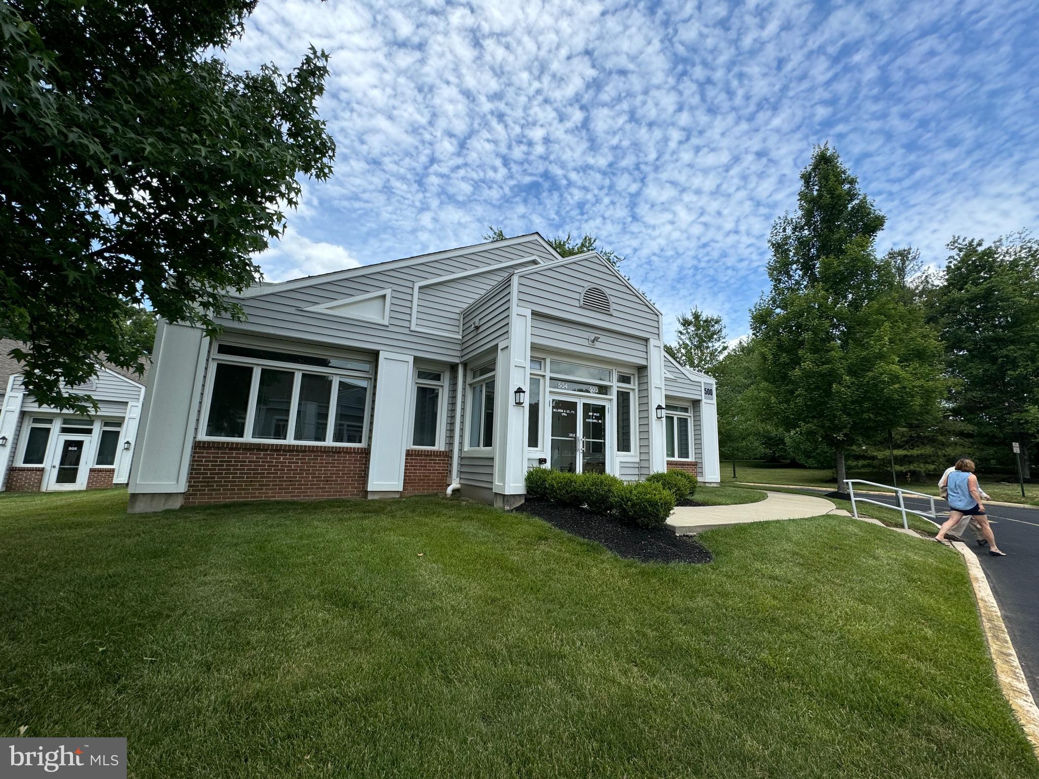 504 CORPORATE DRIVE W W