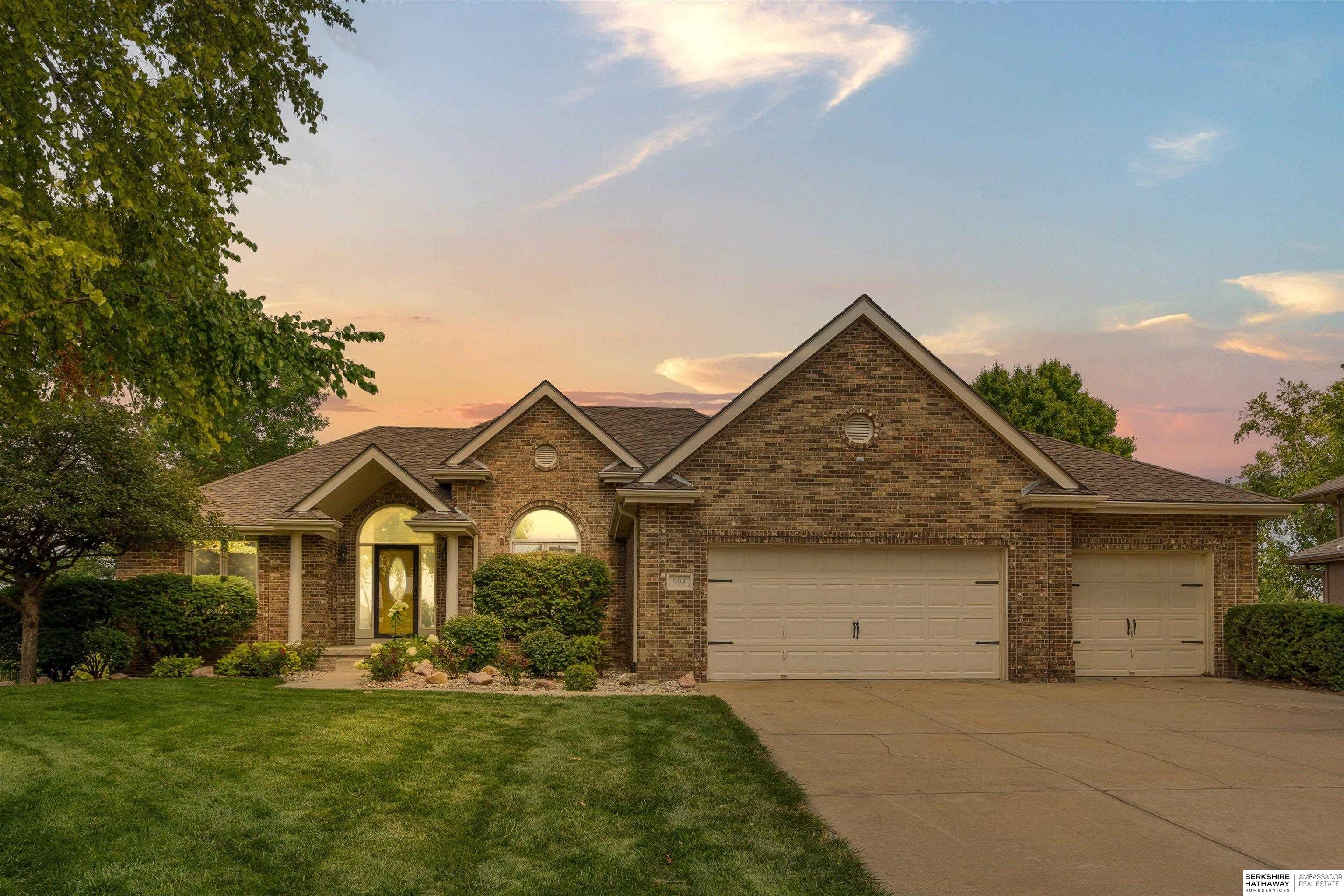 904 W Centennial Road