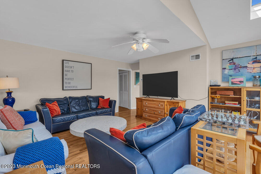 10 York Avenue, SUMMER 24