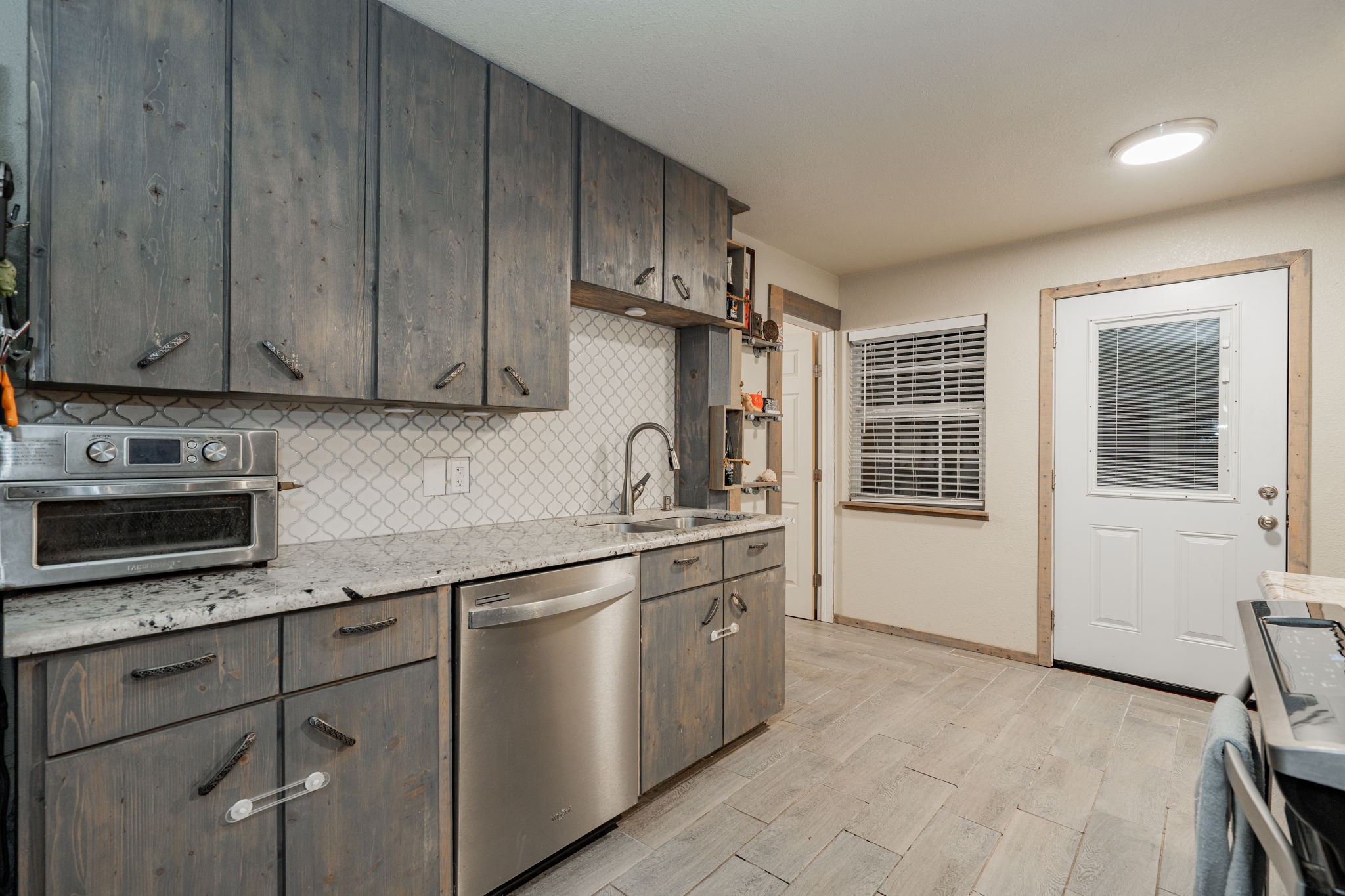 1875 Lake Highland W