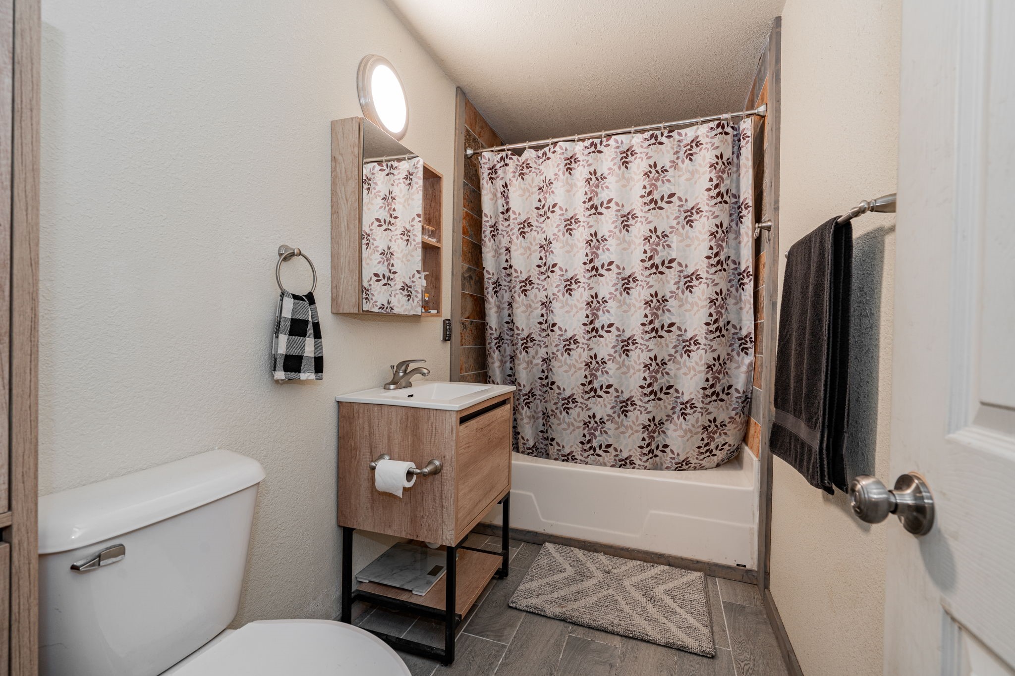 1875 Lake Highland W