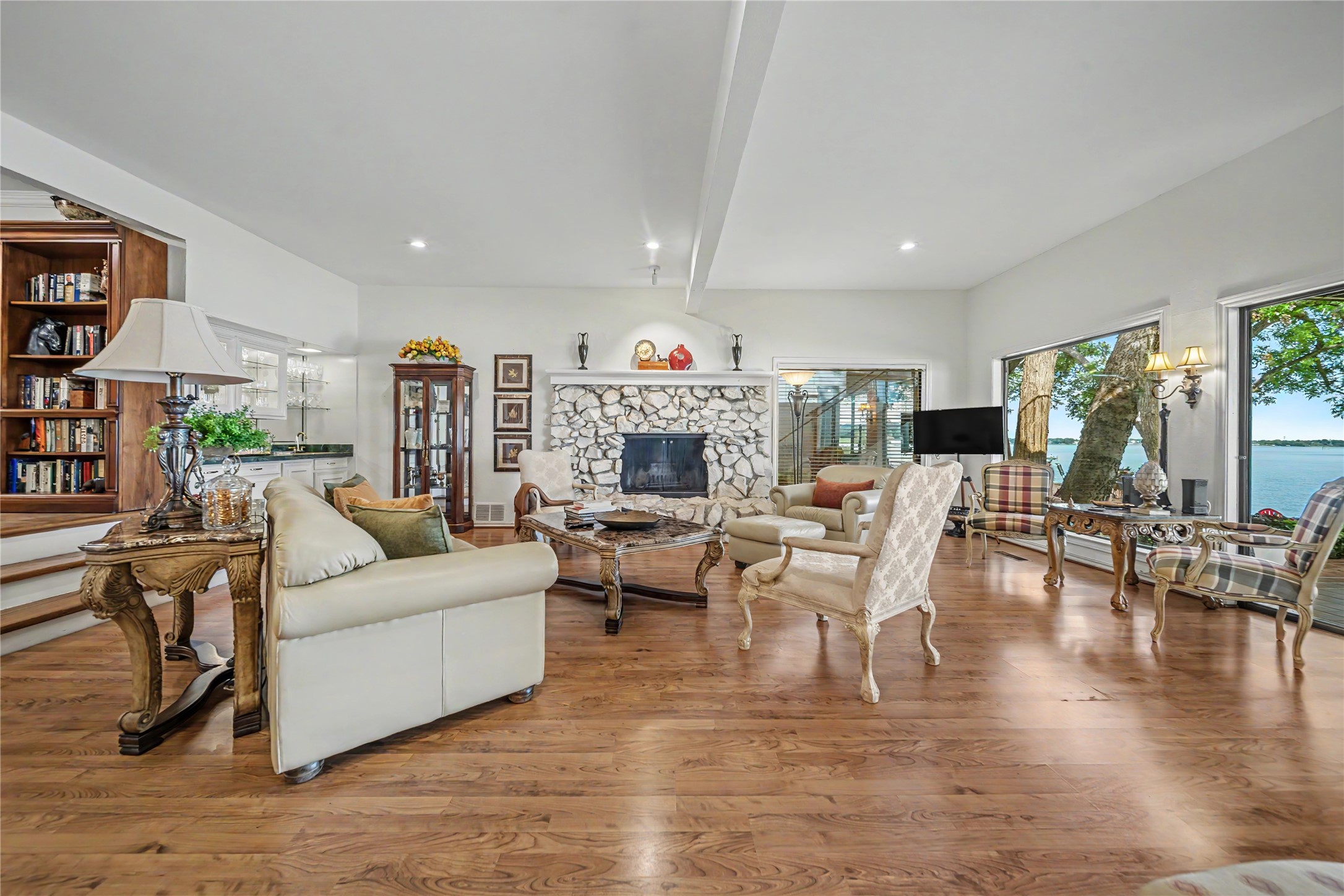 3516 Lakeside Drive
