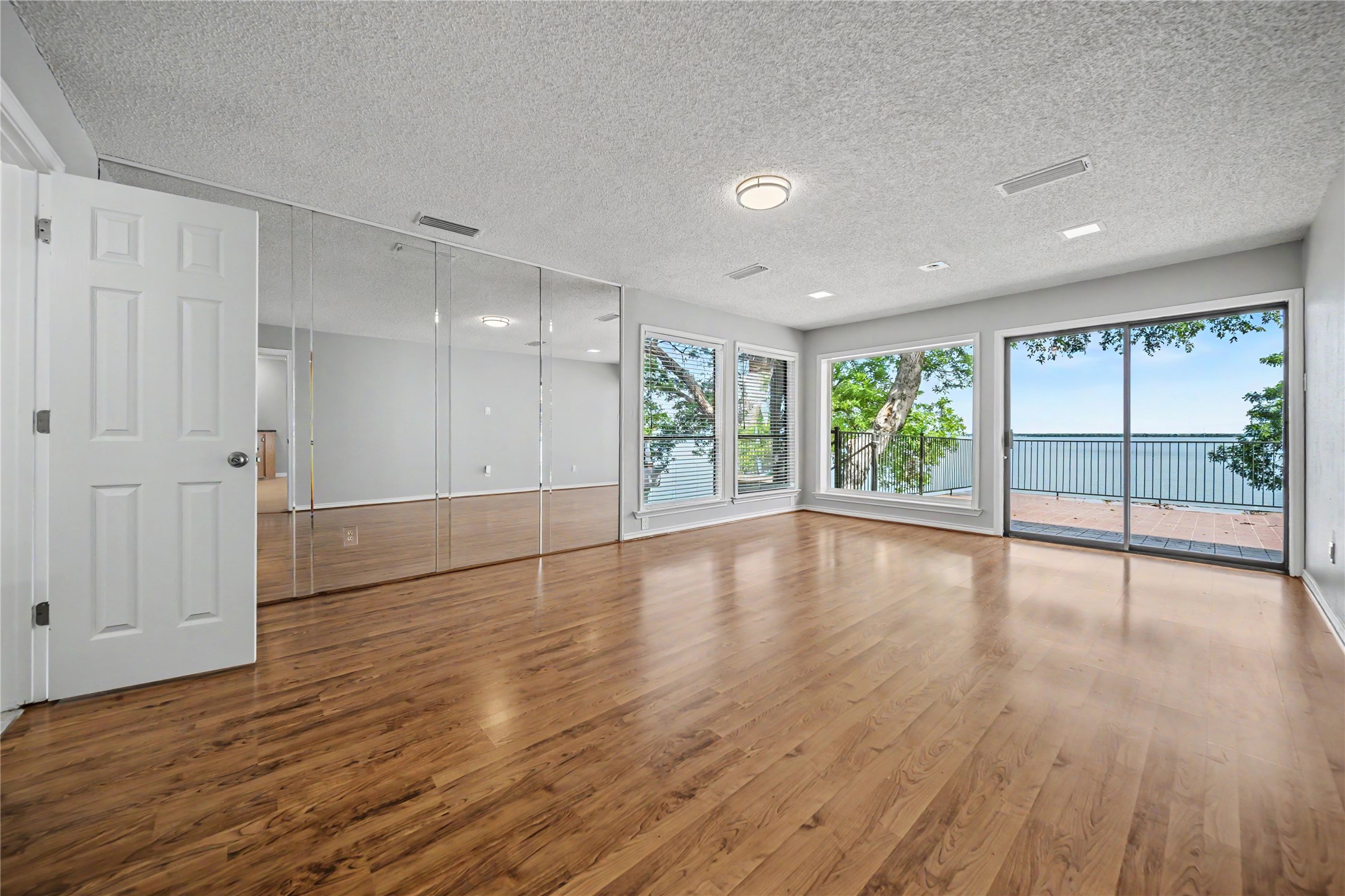 3516 Lakeside Drive
