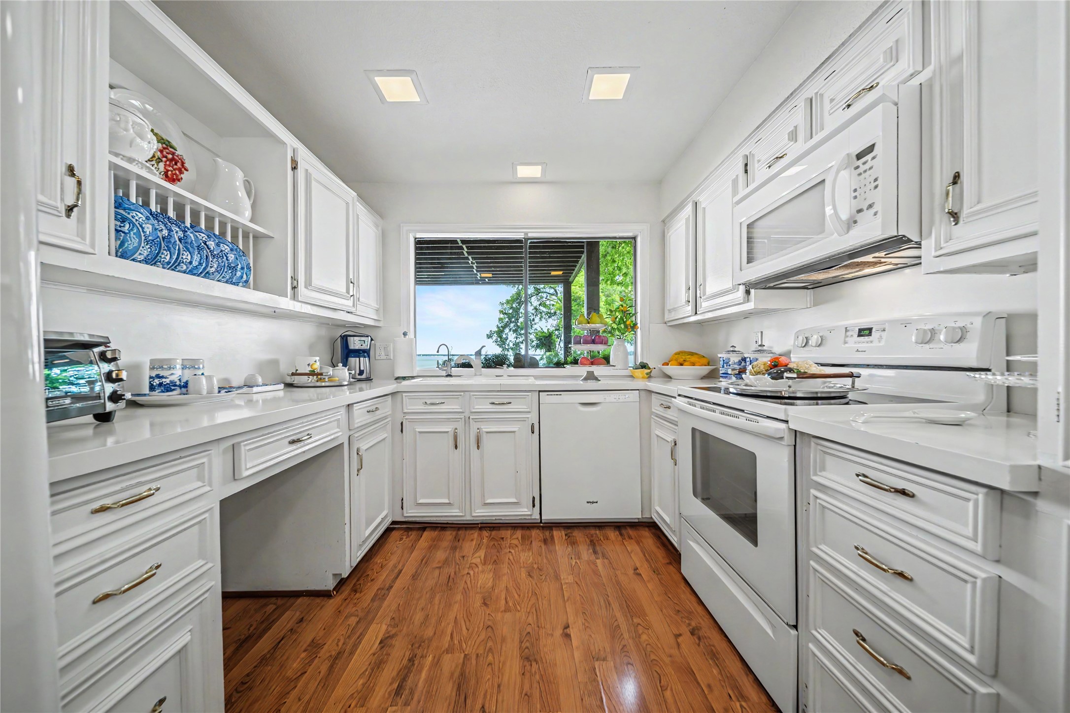 3516 Lakeside Drive