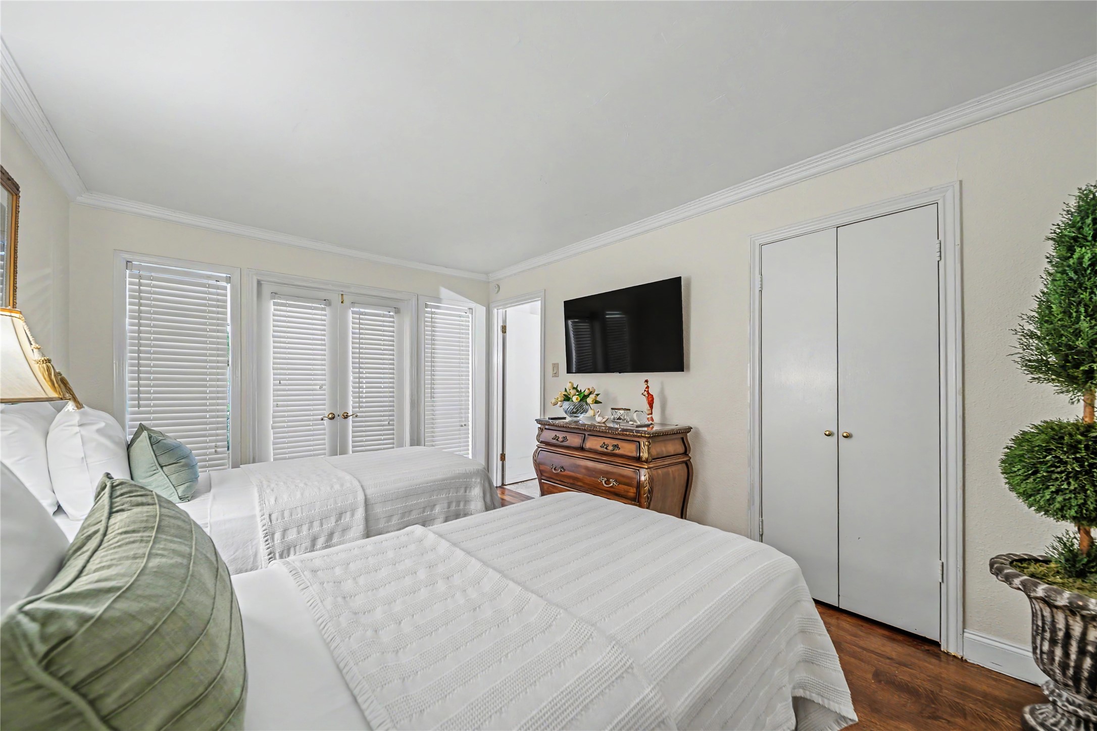 3516 Lakeside Drive