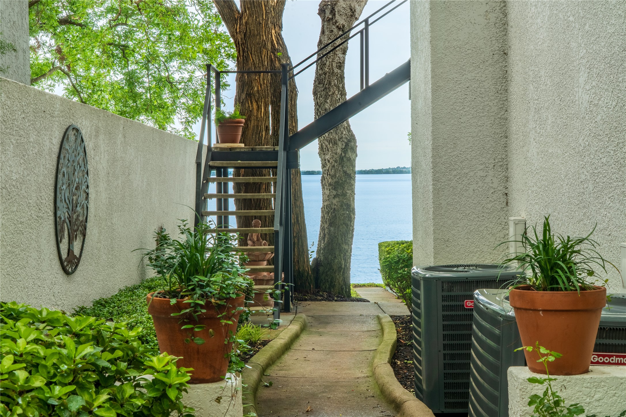 3516 Lakeside Drive